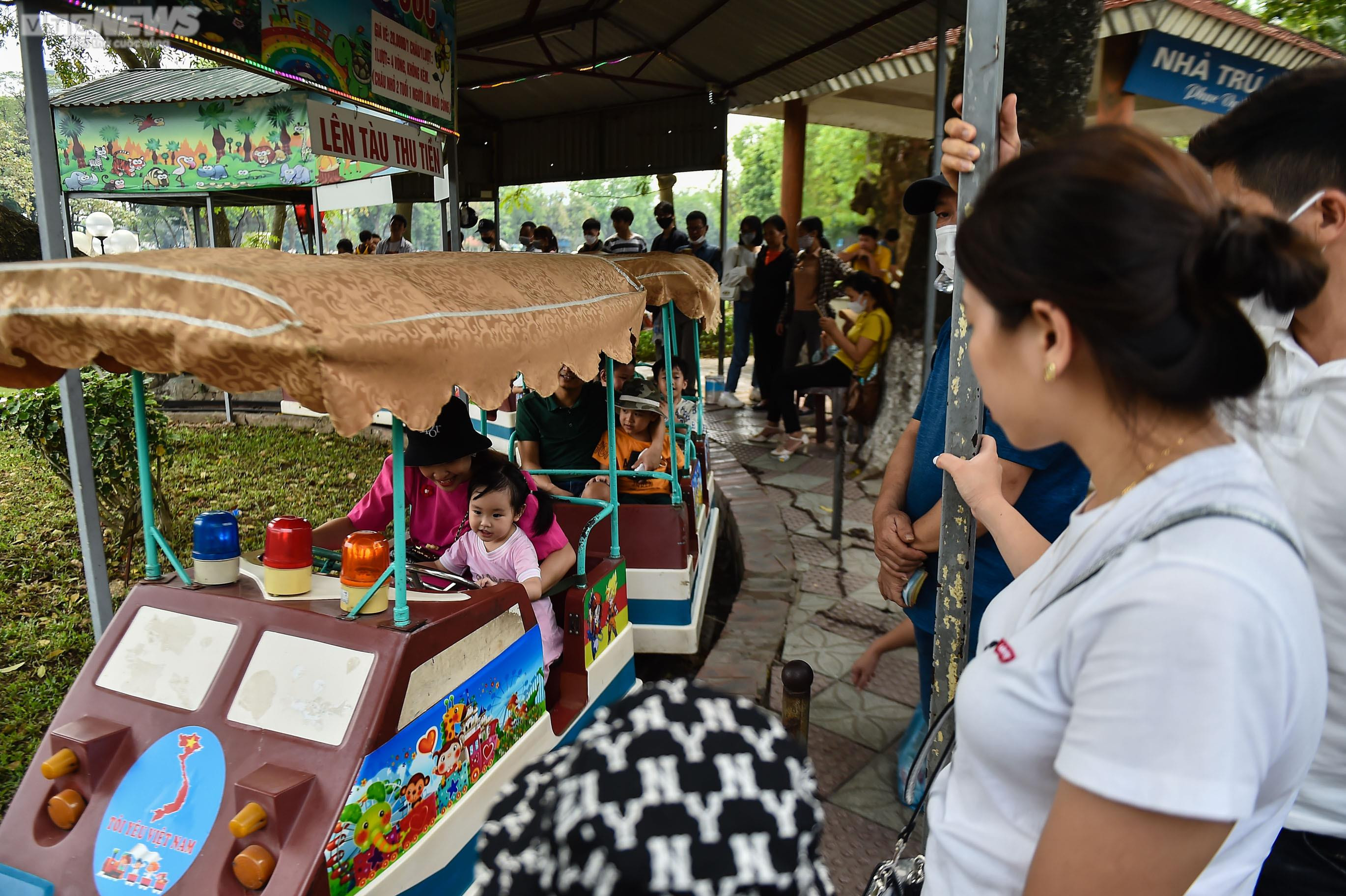 Ngộp thở giữa biển người đổ về công viên Thủ Lệ ngày 1/5 - 5