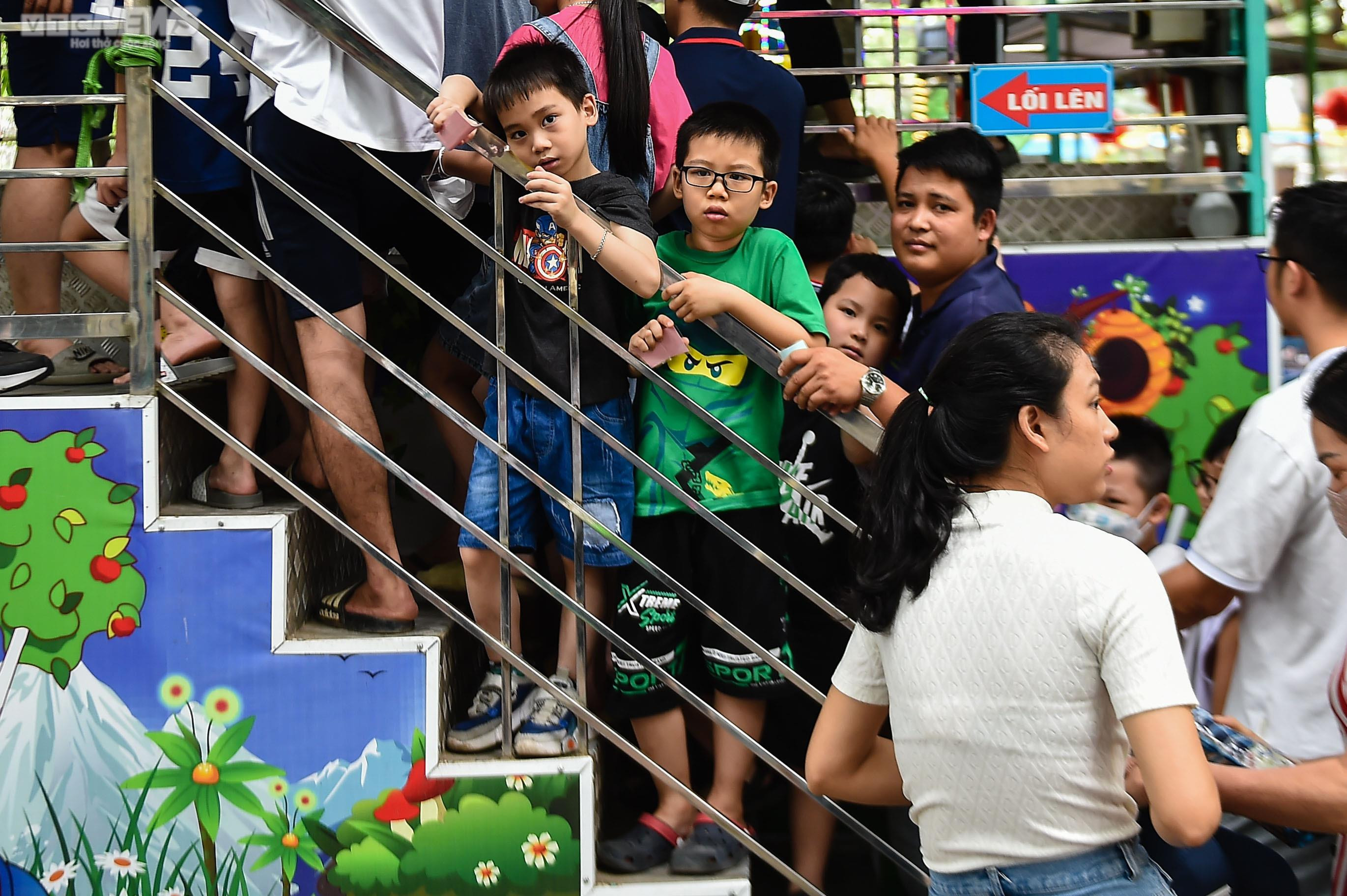 Ngộp thở giữa biển người đổ về công viên Thủ Lệ ngày 1/5 - 4