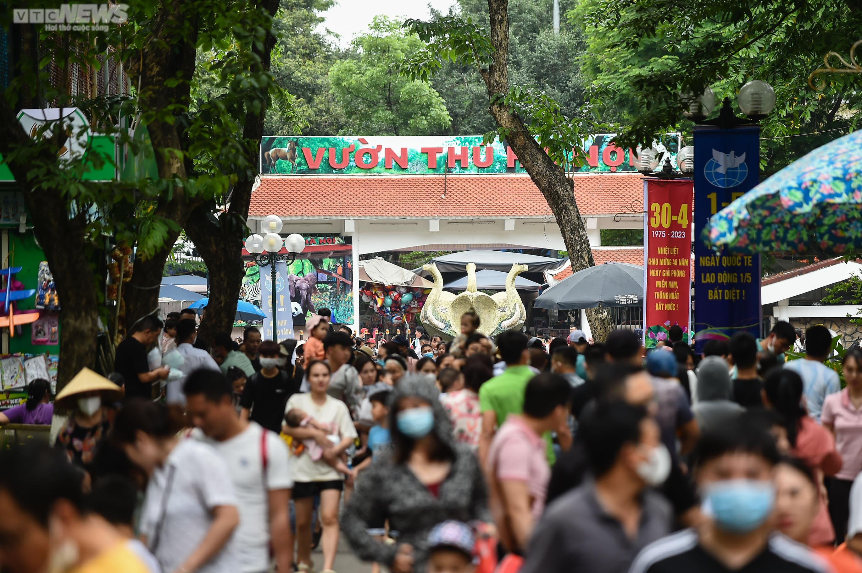 Ngộp thở giữa biển người đổ về công viên Thủ Lệ ngày 1/5 - 1