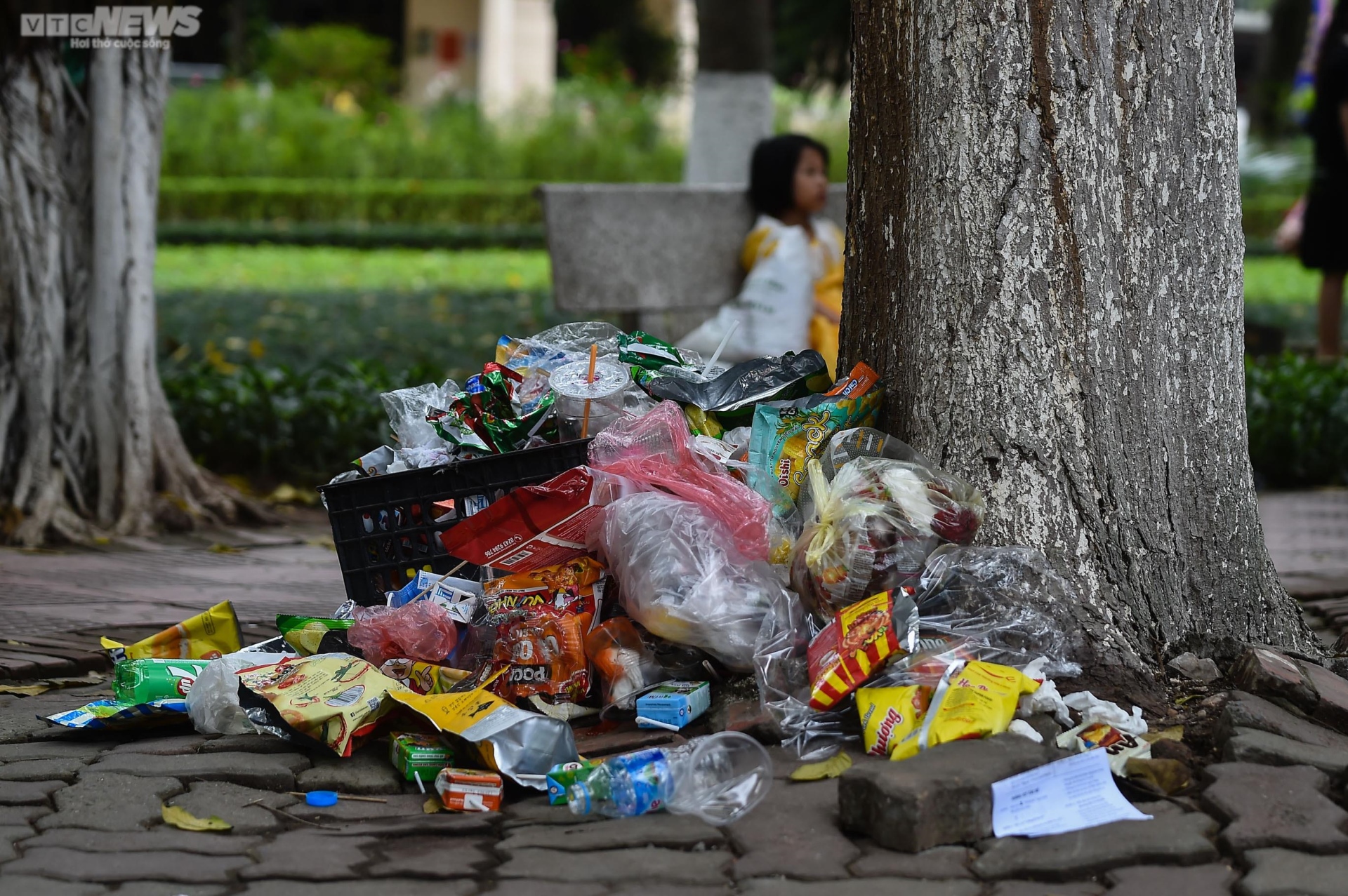 Ngộp thở giữa biển người đổ về công viên Thủ Lệ ngày 1/5 | VOZ