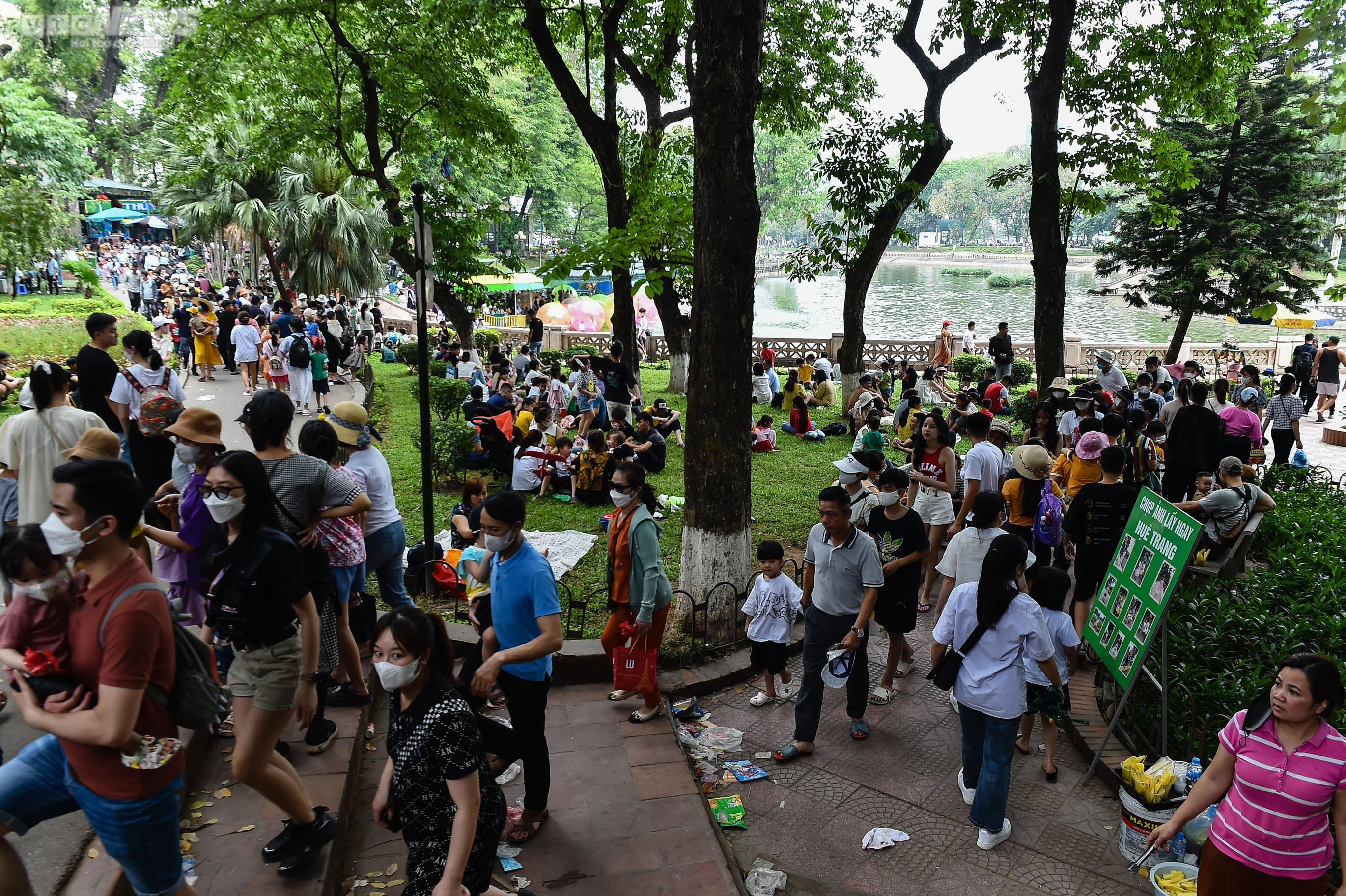 Ngộp thở giữa biển người đổ về công viên Thủ Lệ ngày 1/5 - 11