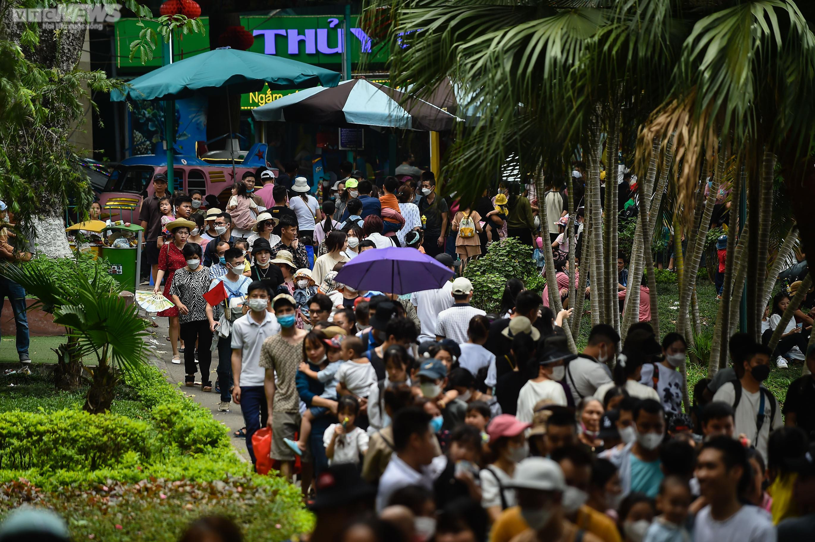 Ngộp thở giữa biển người đổ về công viên Thủ Lệ ngày 1/5 - 2