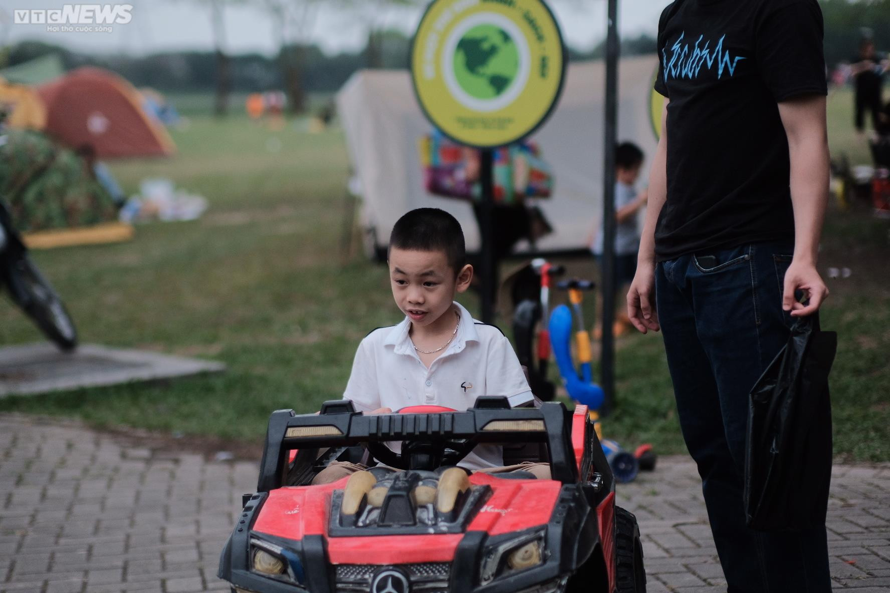 Hà Nội: Người dân đổ về công viên Yên Sở cắm trại dịp nghỉ lễ - 12