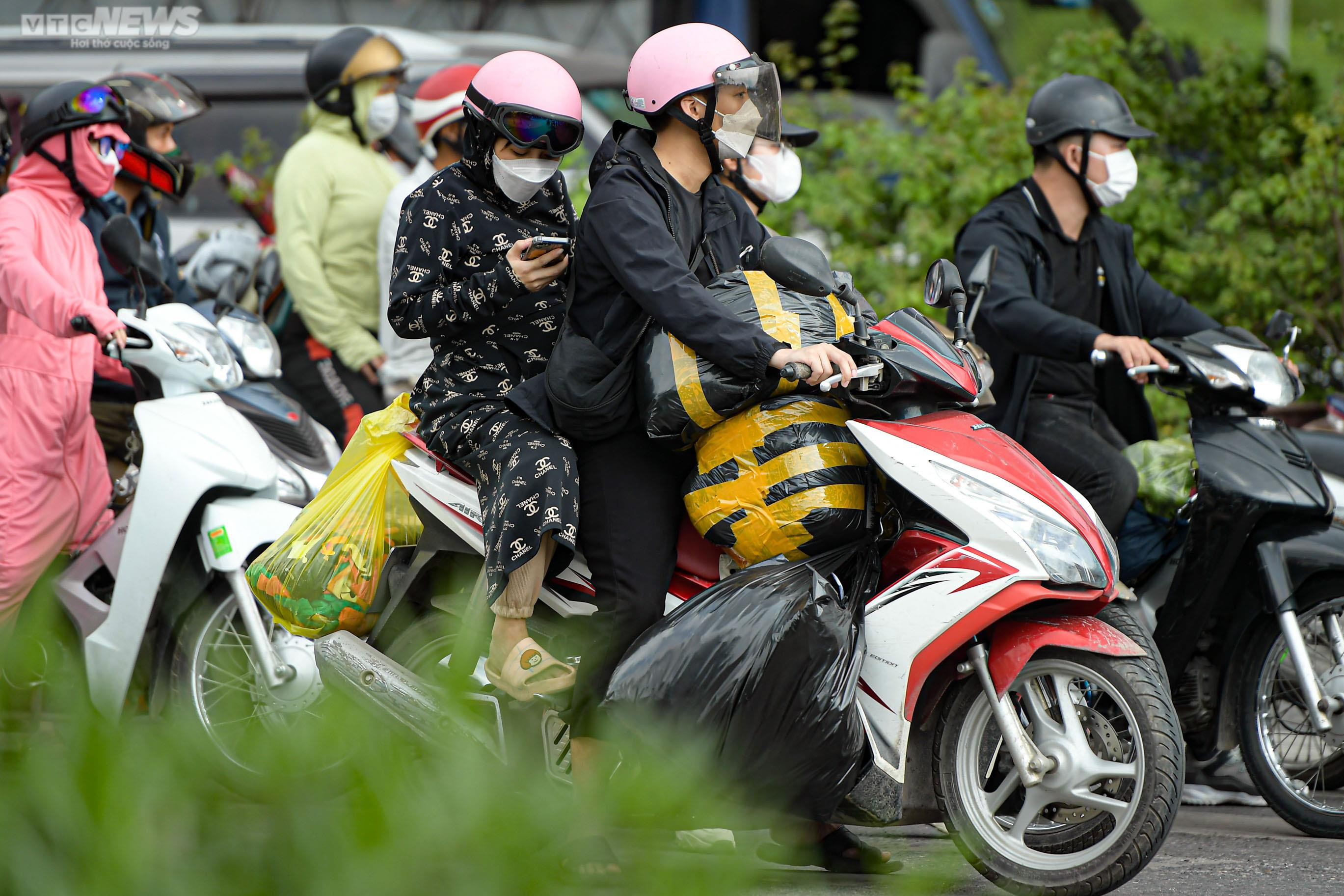 Trở lại Hà Nội sớm một ngày, người dân vẫn không thoát cảnh ùn tắc - 6