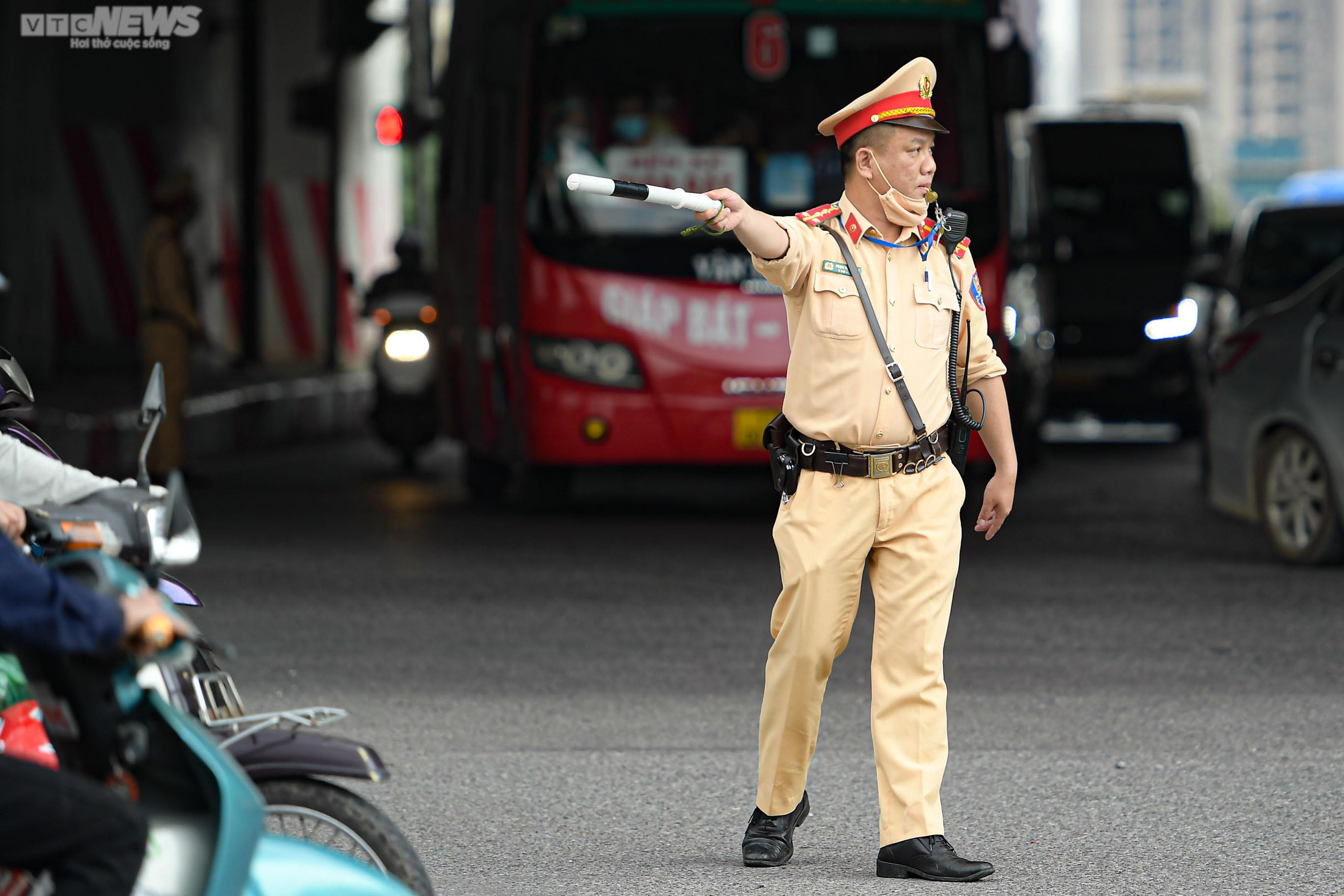 Trở lại Hà Nội sớm một ngày, người dân vẫn không thoát cảnh ùn tắc - 17