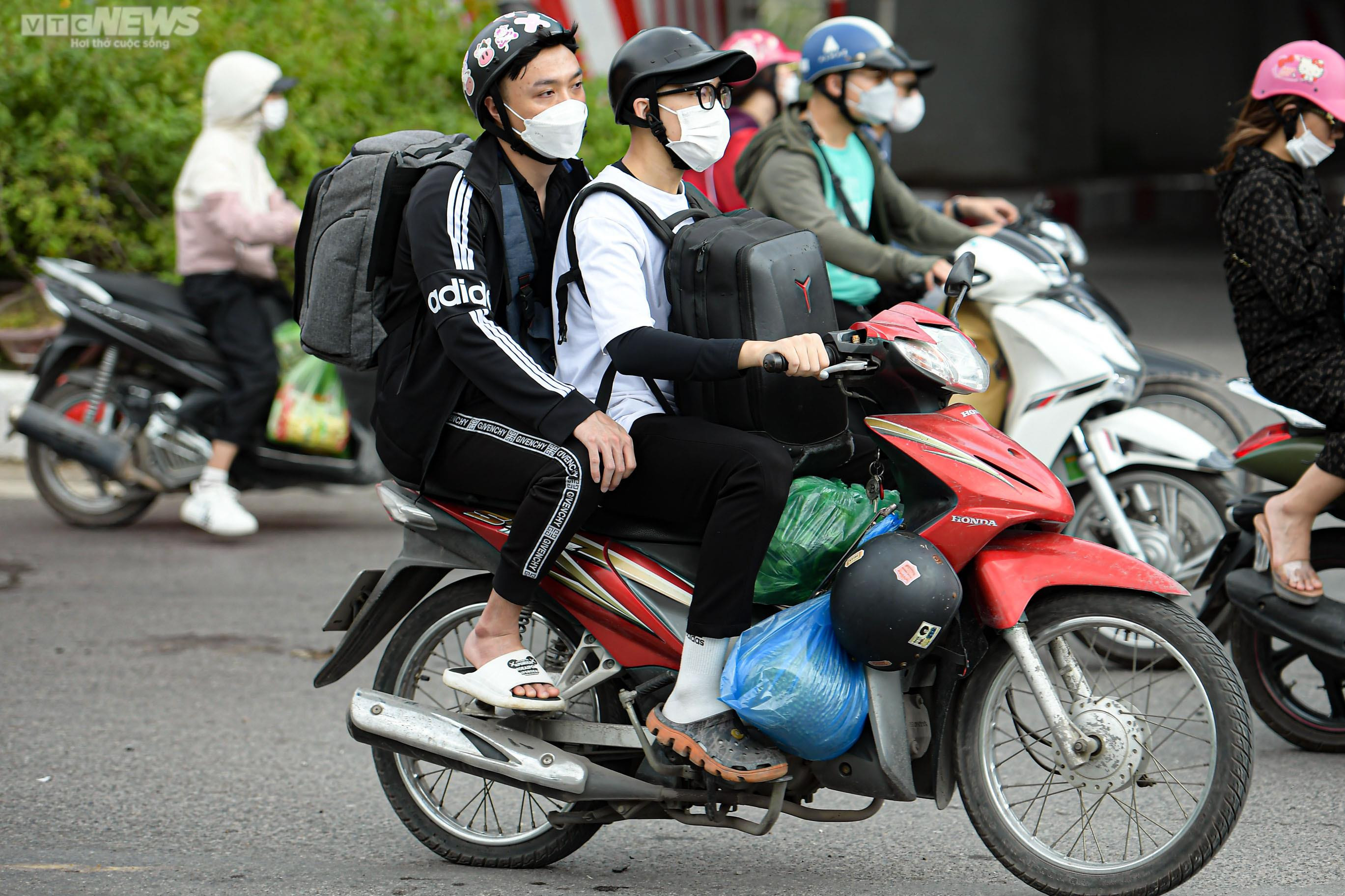 Trở lại Hà Nội sớm một ngày, người dân vẫn không thoát cảnh ùn tắc - 5