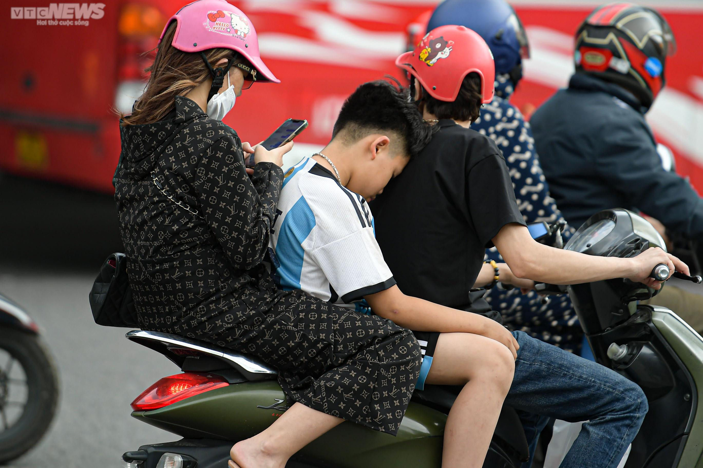 Trở lại Hà Nội sớm một ngày, người dân vẫn không thoát cảnh ùn tắc - 11