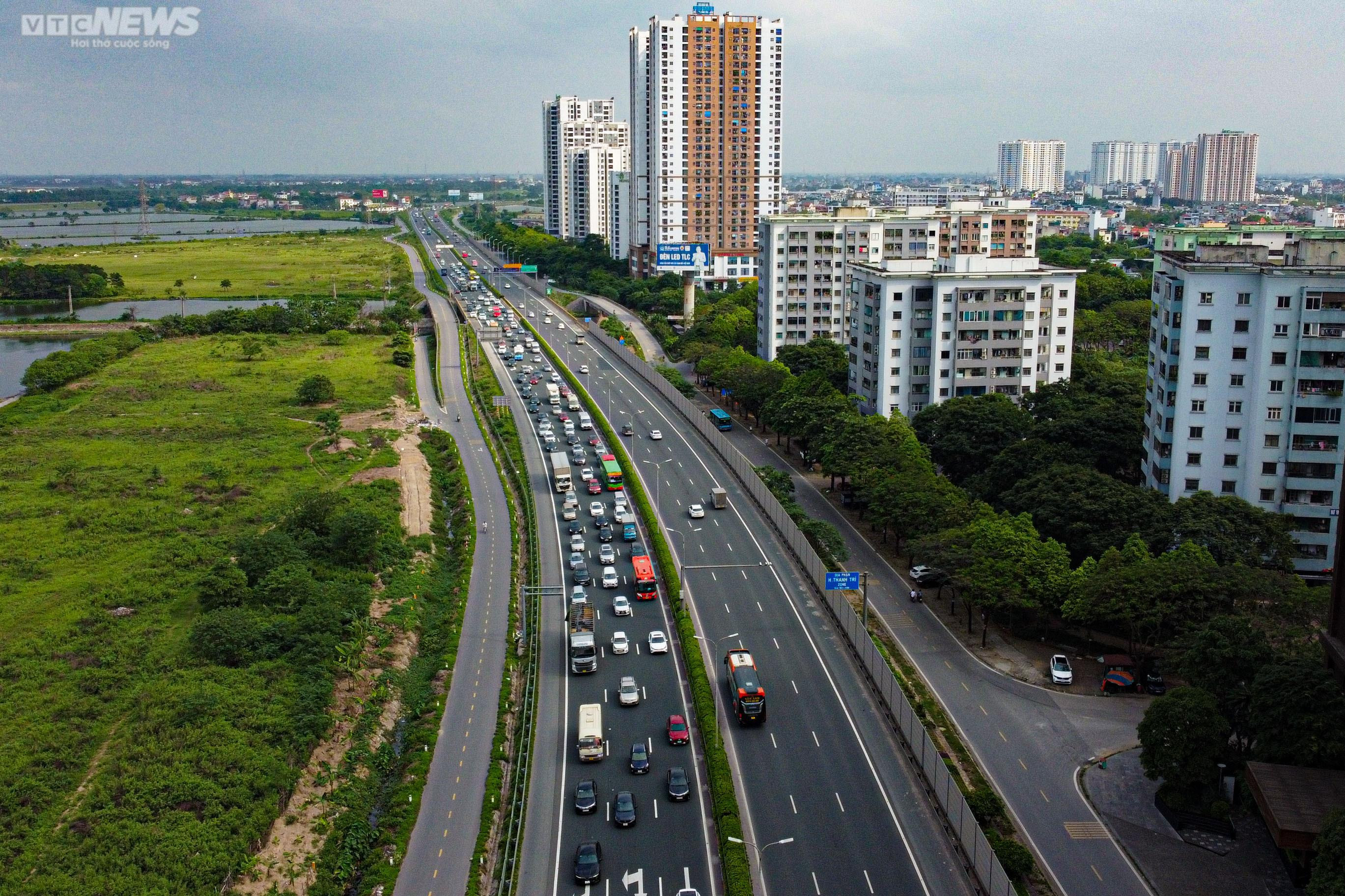 Trở lại Hà Nội sớm một ngày, người dân vẫn không thoát cảnh ùn tắc - 1