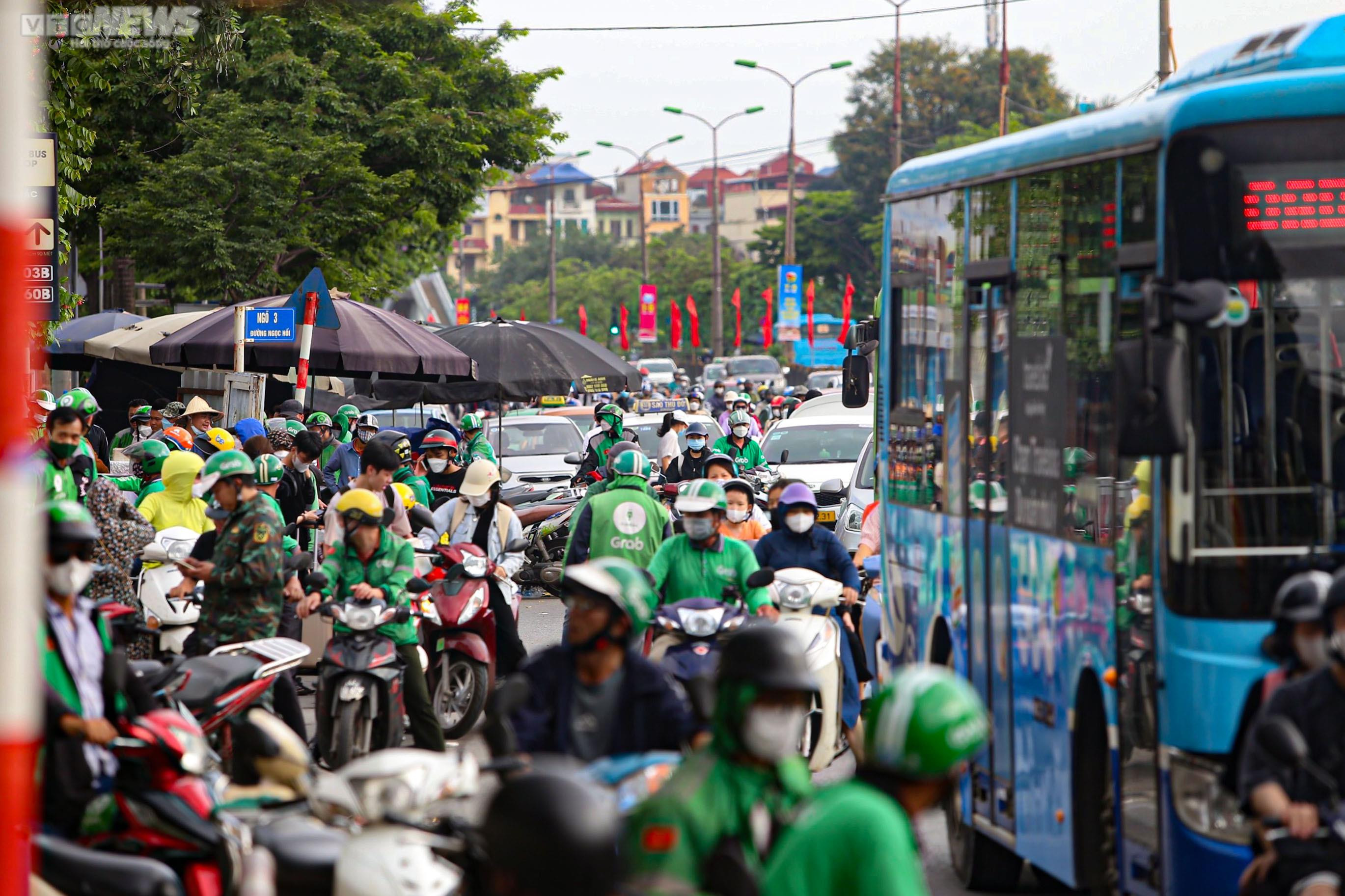Trở lại Hà Nội sớm một ngày, người dân vẫn không thoát cảnh ùn tắc - 16