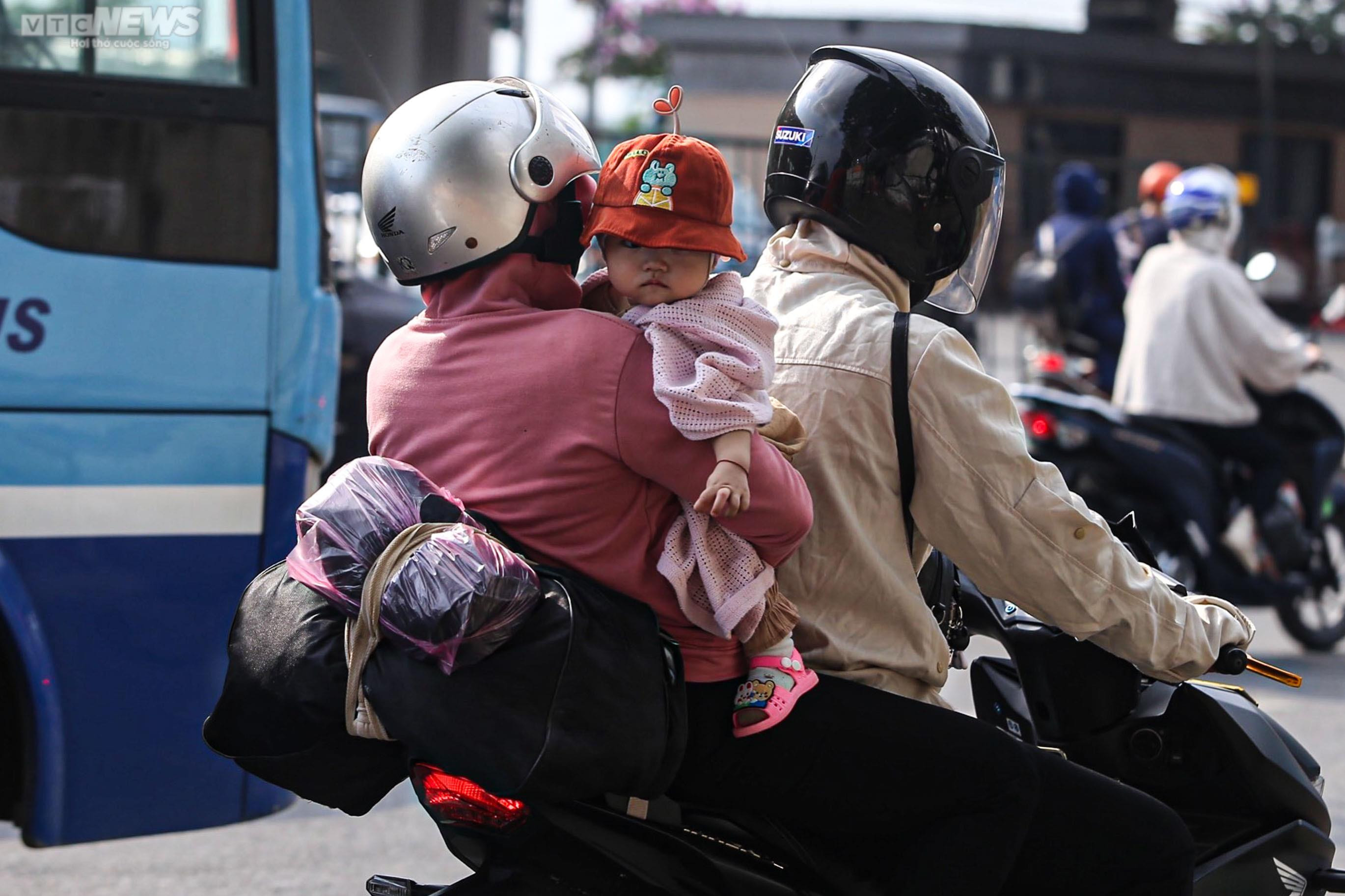 Trở lại Hà Nội sớm một ngày, người dân vẫn không thoát cảnh ùn tắc - 7