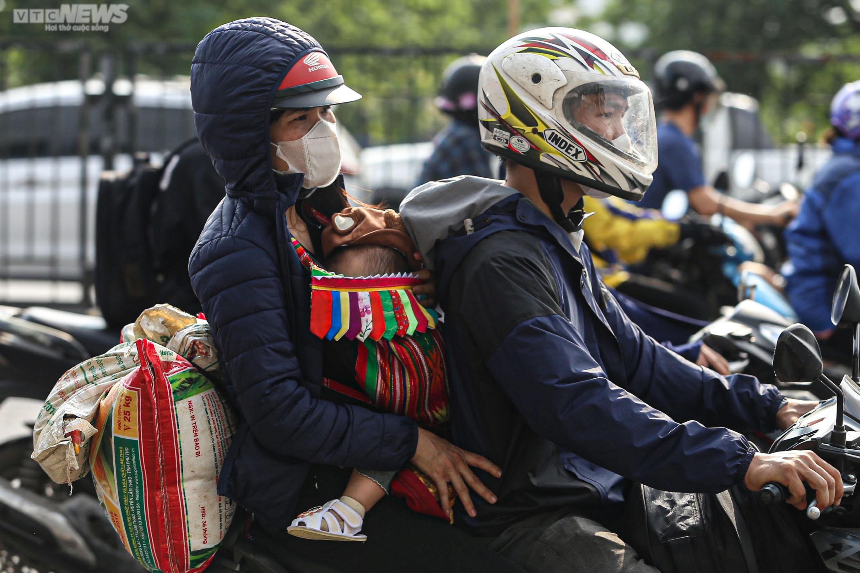 Trở lại Hà Nội sớm một ngày, người dân vẫn không thoát cảnh ùn tắc - 9