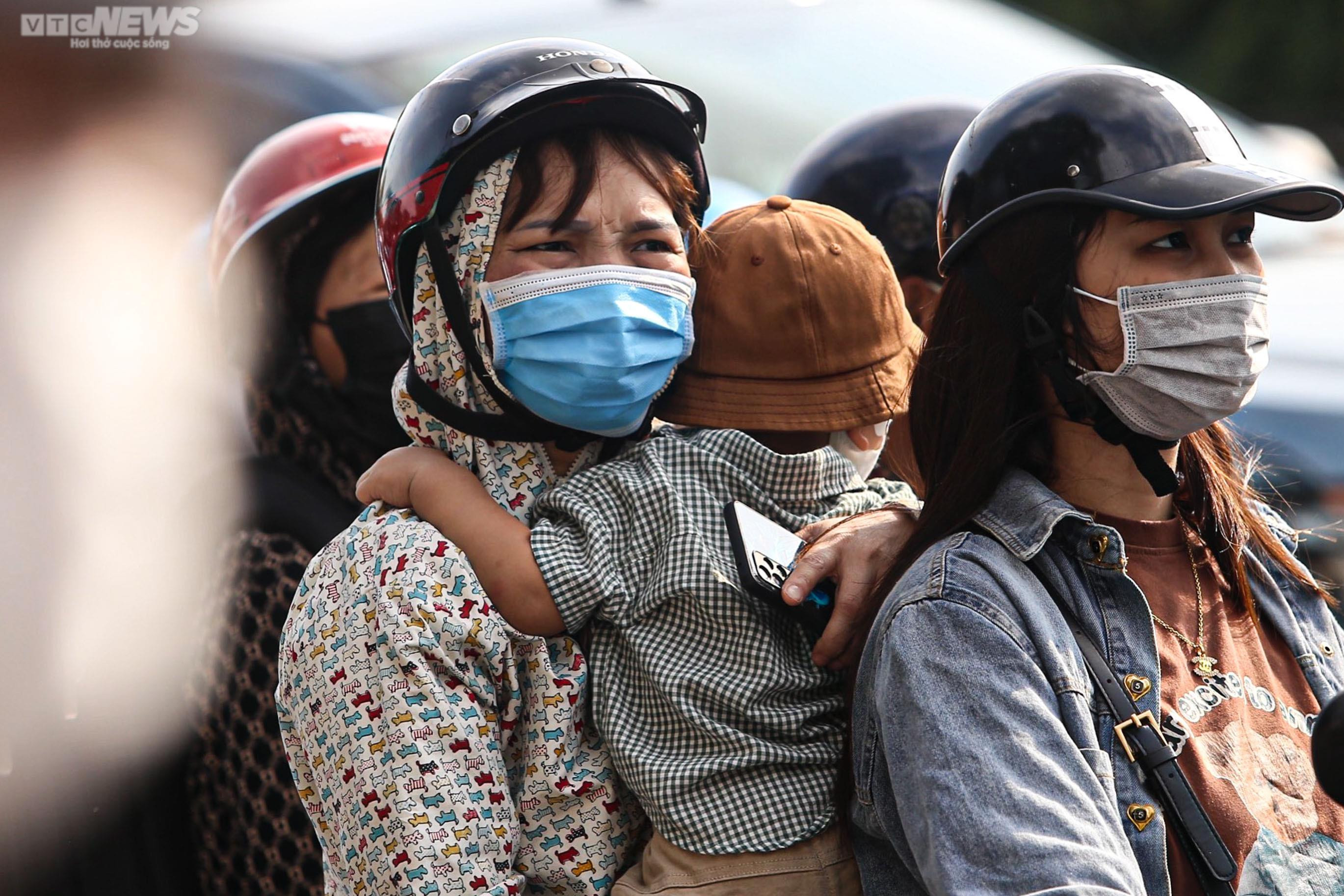 Trở lại Hà Nội sớm một ngày, người dân vẫn không thoát cảnh ùn tắc - 8