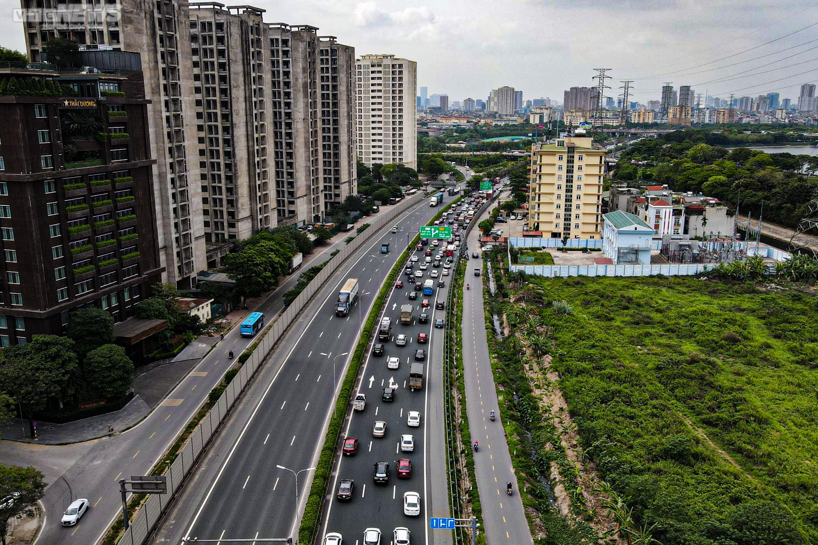 Trở lại Hà Nội sớm một ngày, người dân vẫn không thoát cảnh ùn tắc - 2