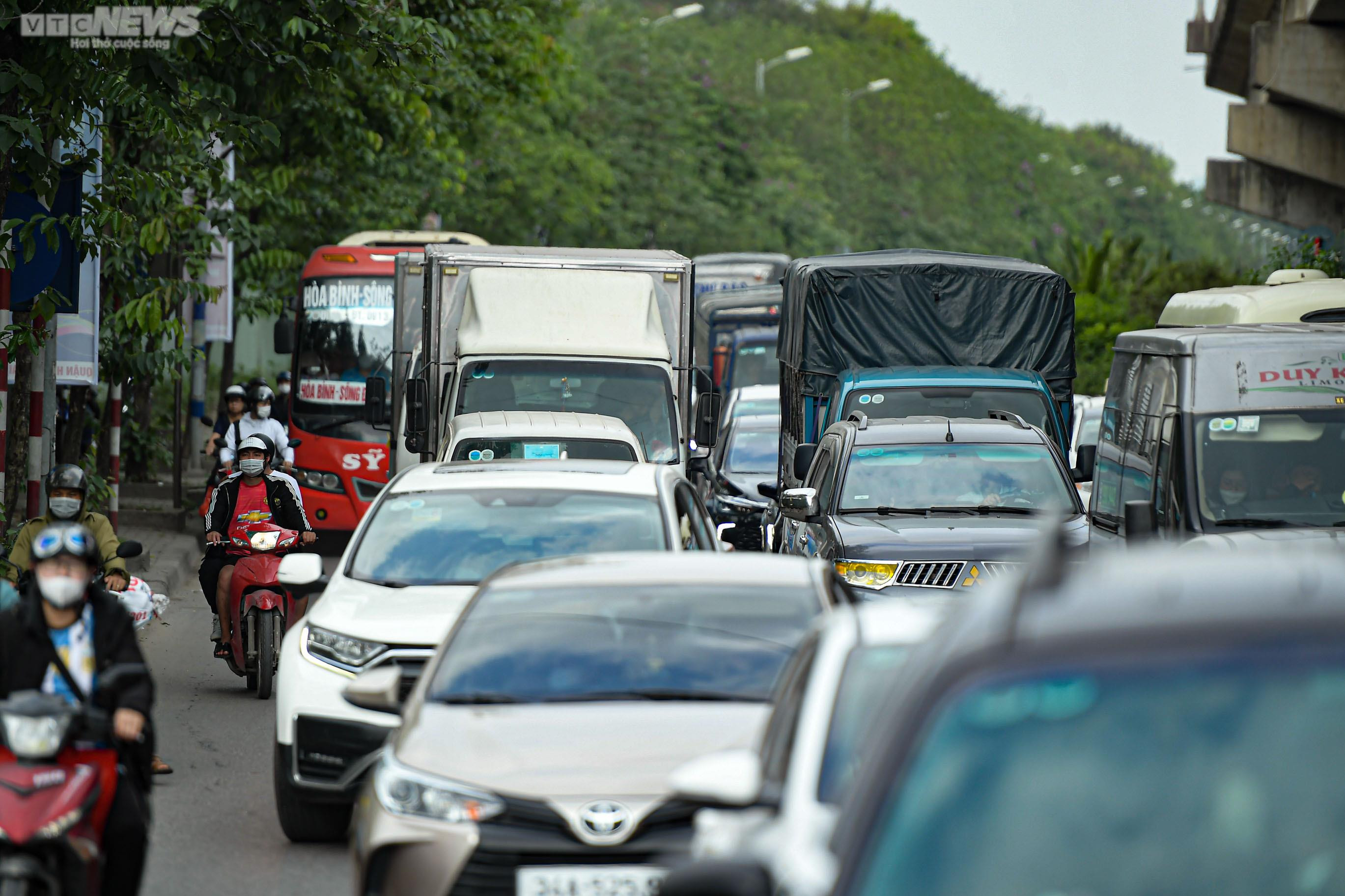 Trở lại Hà Nội sớm một ngày, người dân vẫn không thoát cảnh ùn tắc - 13