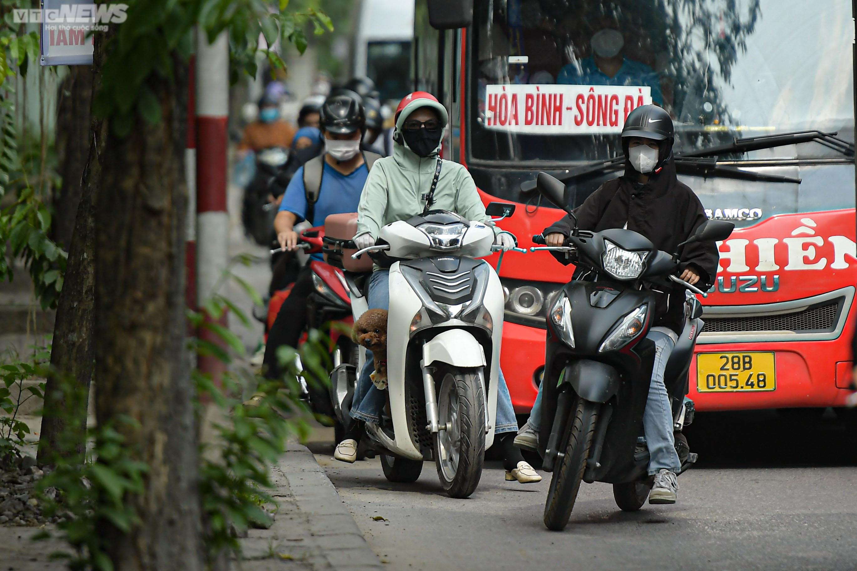 Trở lại Hà Nội sớm một ngày, người dân vẫn không thoát cảnh ùn tắc - 14