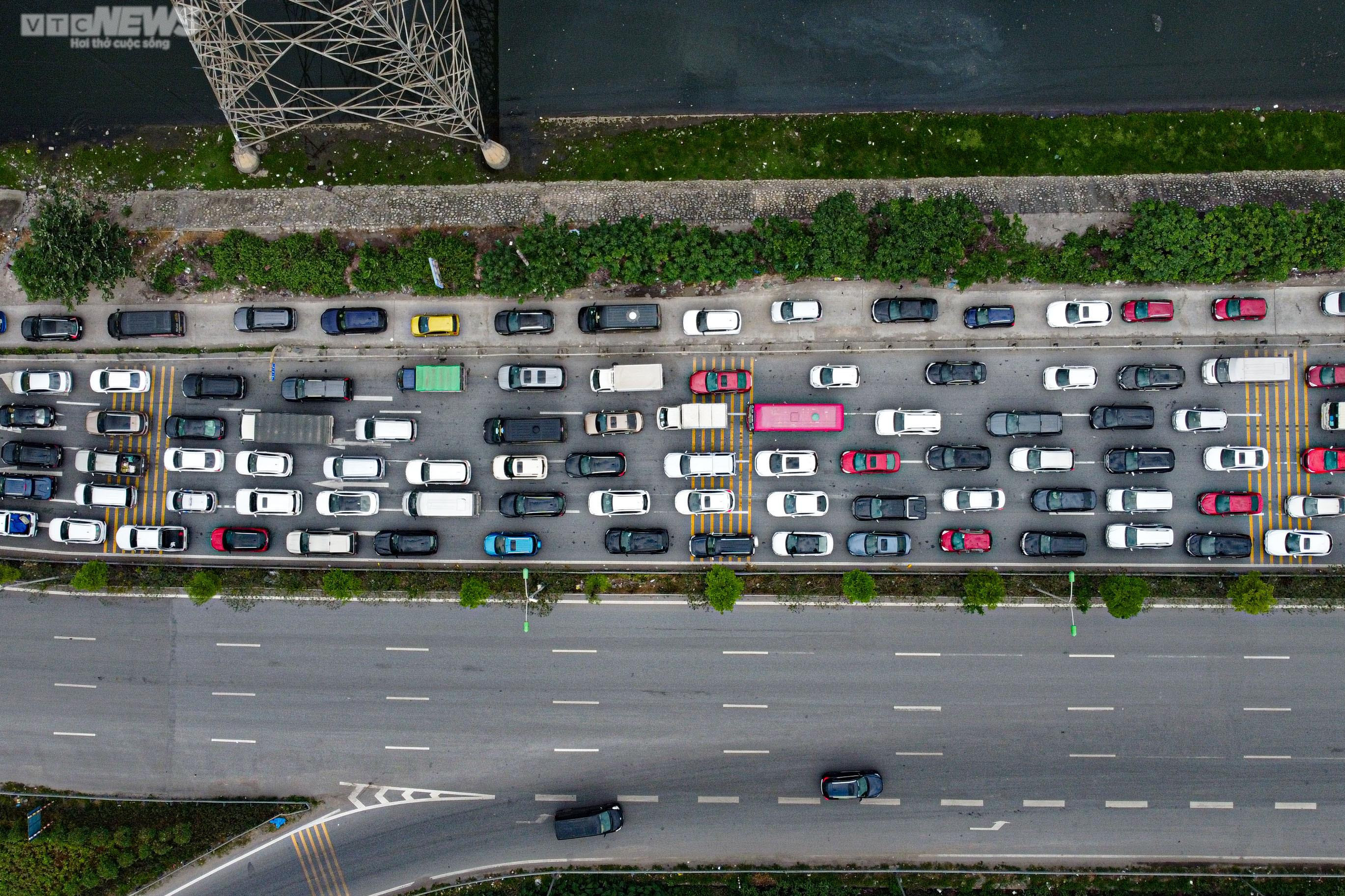 Trở lại Hà Nội sớm một ngày, người dân vẫn không thoát cảnh ùn tắc - 15