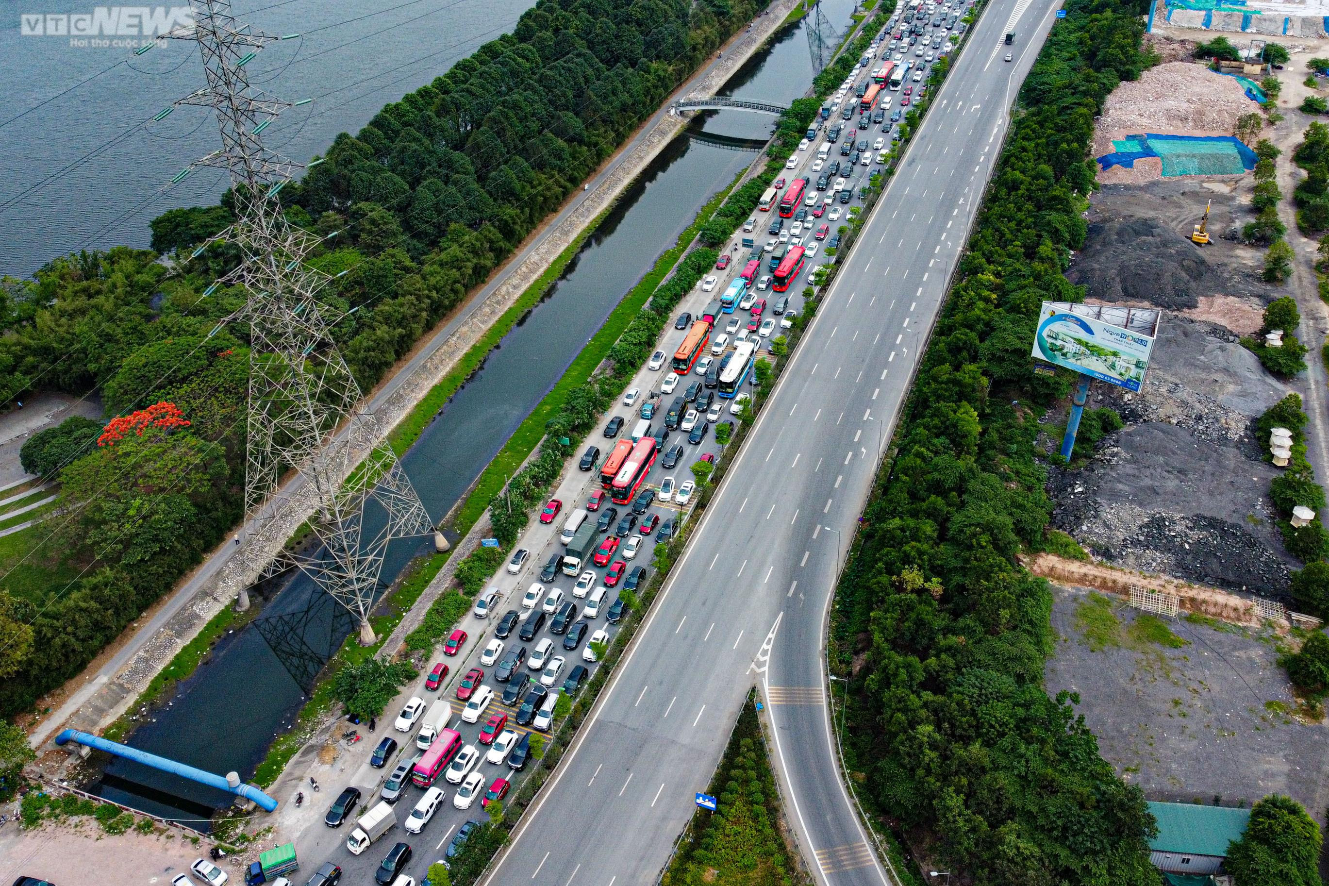 Trở lại Hà Nội sớm một ngày, người dân vẫn không thoát cảnh ùn tắc - 3