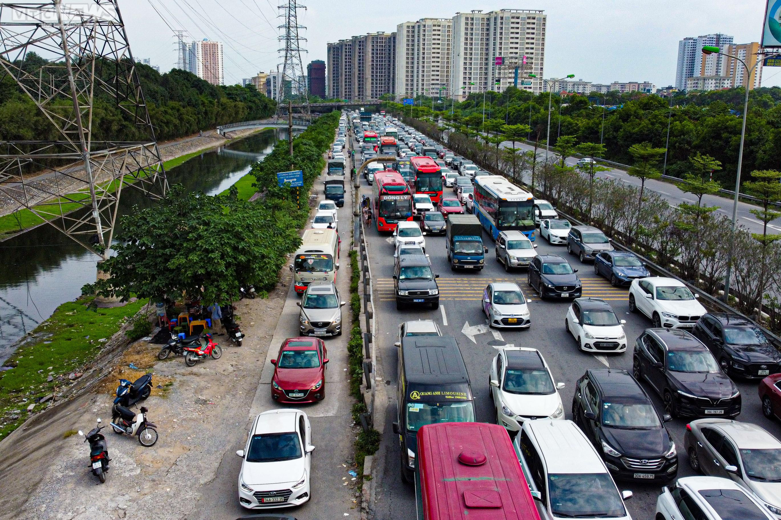 Trở lại Hà Nội sớm một ngày, người dân vẫn không thoát cảnh ùn tắc - 4