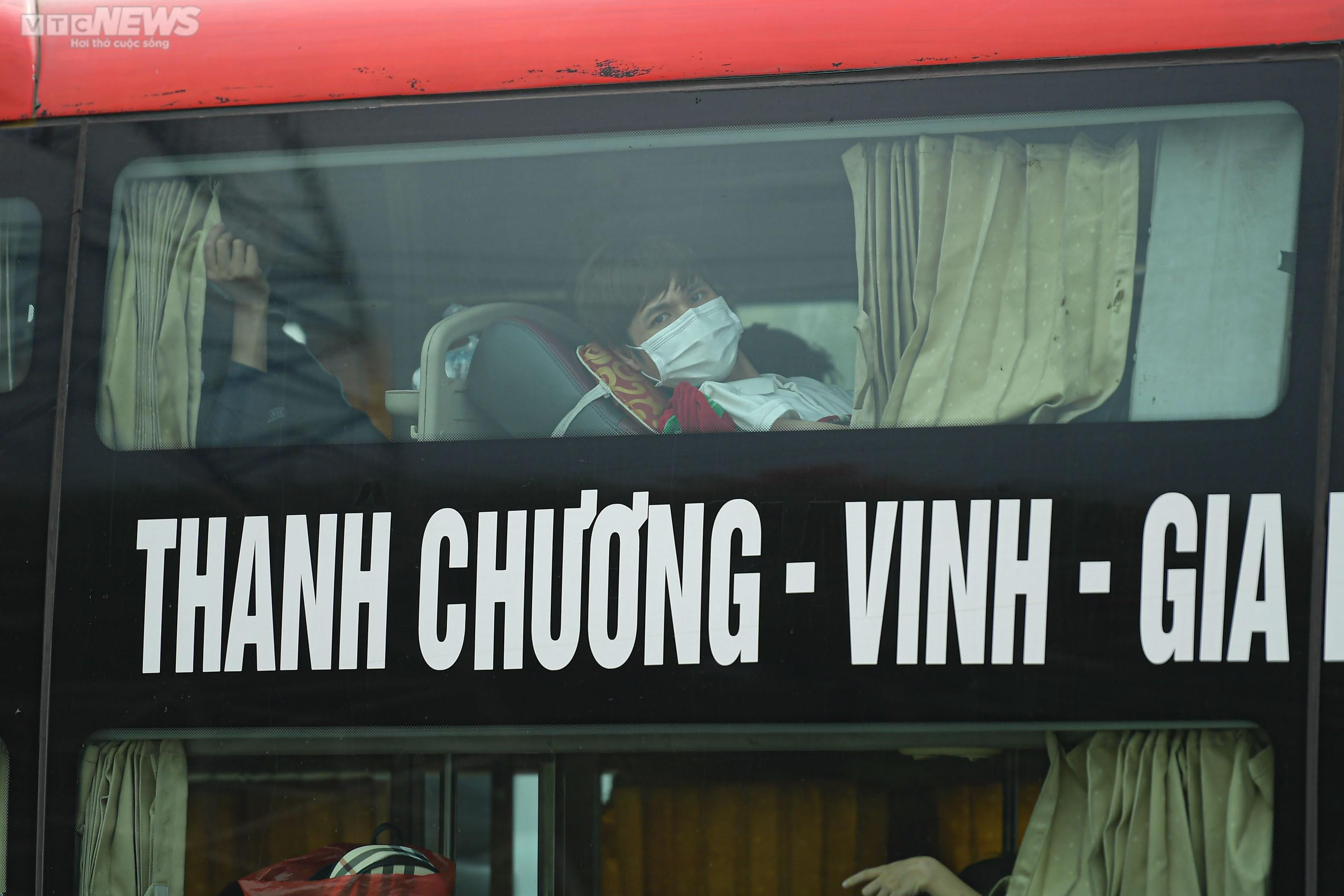 Trở lại Hà Nội sớm một ngày, người dân vẫn không thoát cảnh ùn tắc - 10