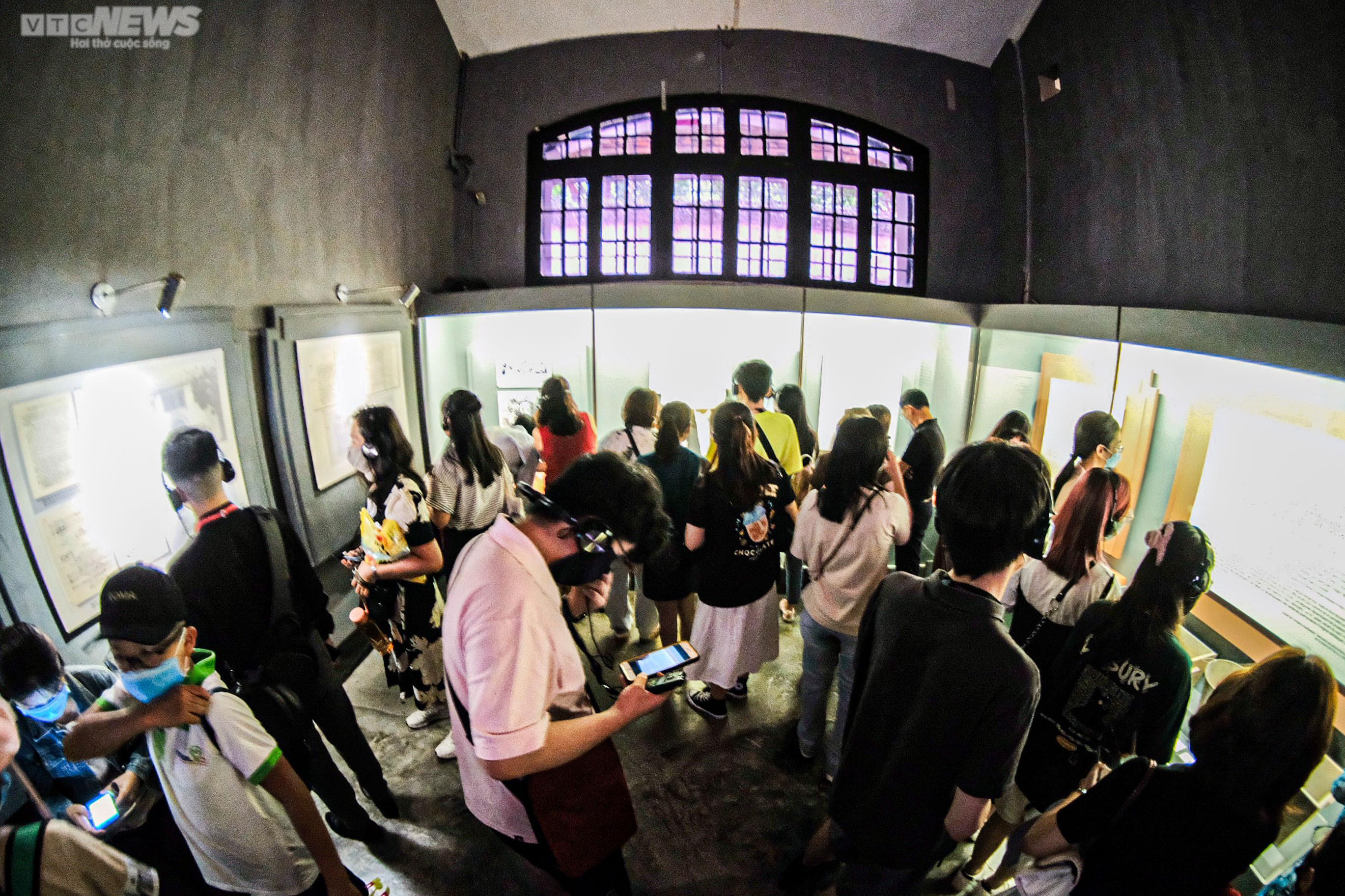  Đông nghịt người tham quan nhà tù Hỏa Lò dịp nghỉ lễ - 8