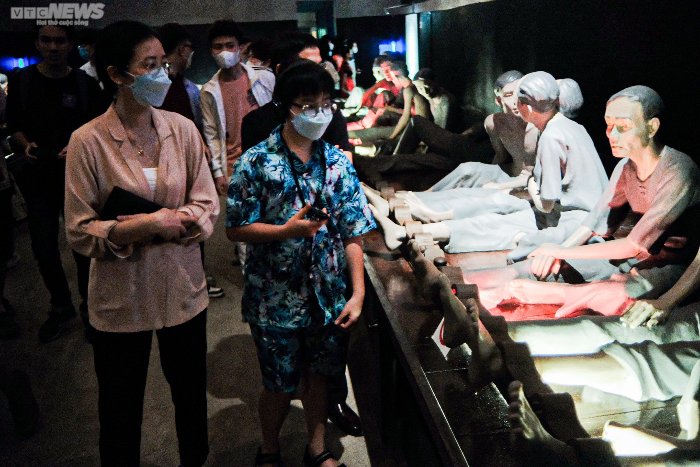  Đông nghịt người tham quan nhà tù Hỏa Lò dịp nghỉ lễ - 10