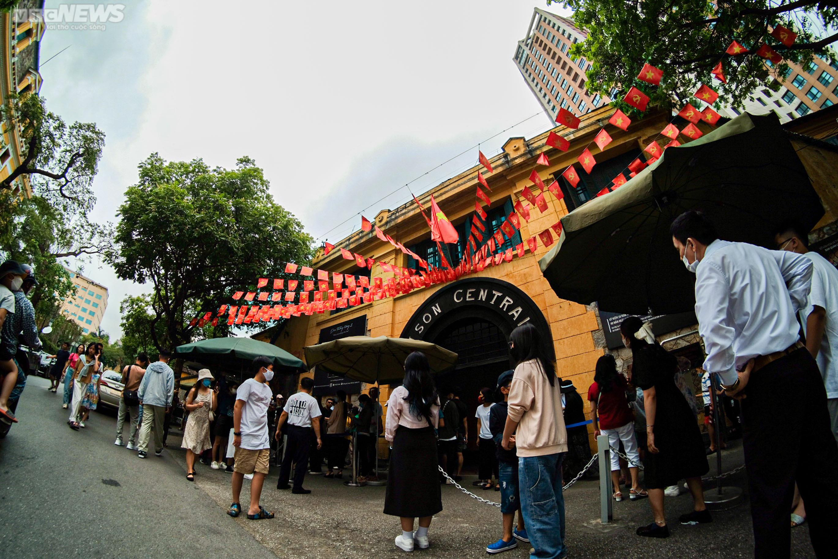  Đông nghịt người tham quan nhà tù Hỏa Lò dịp nghỉ lễ - 1