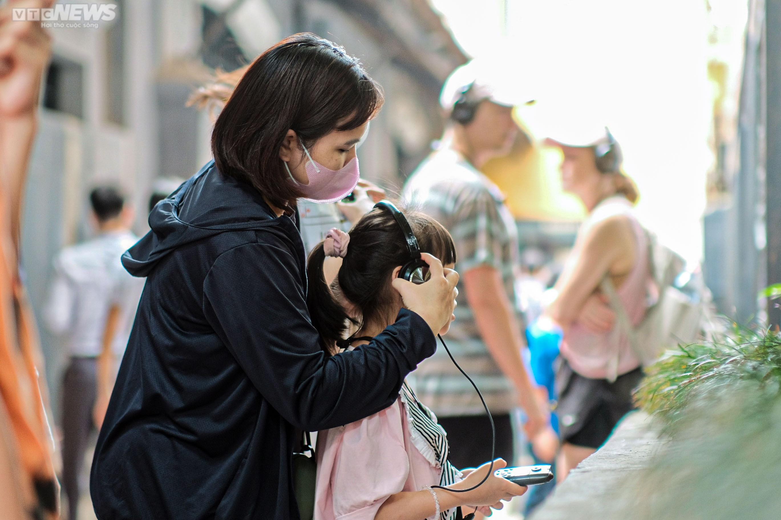  Đông nghịt người tham quan nhà tù Hỏa Lò dịp nghỉ lễ - 14