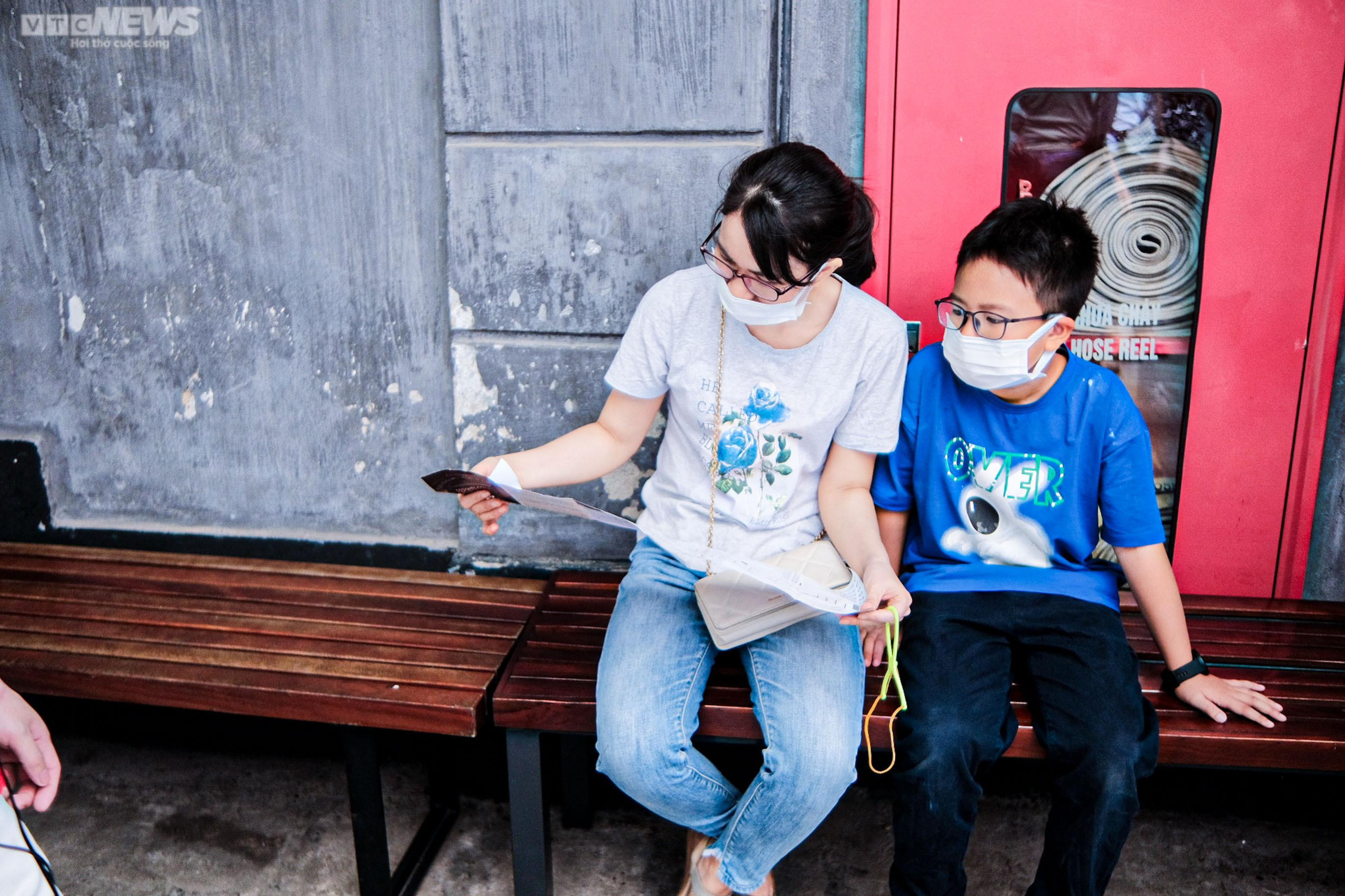  Đông nghịt người tham quan nhà tù Hỏa Lò dịp nghỉ lễ - 15