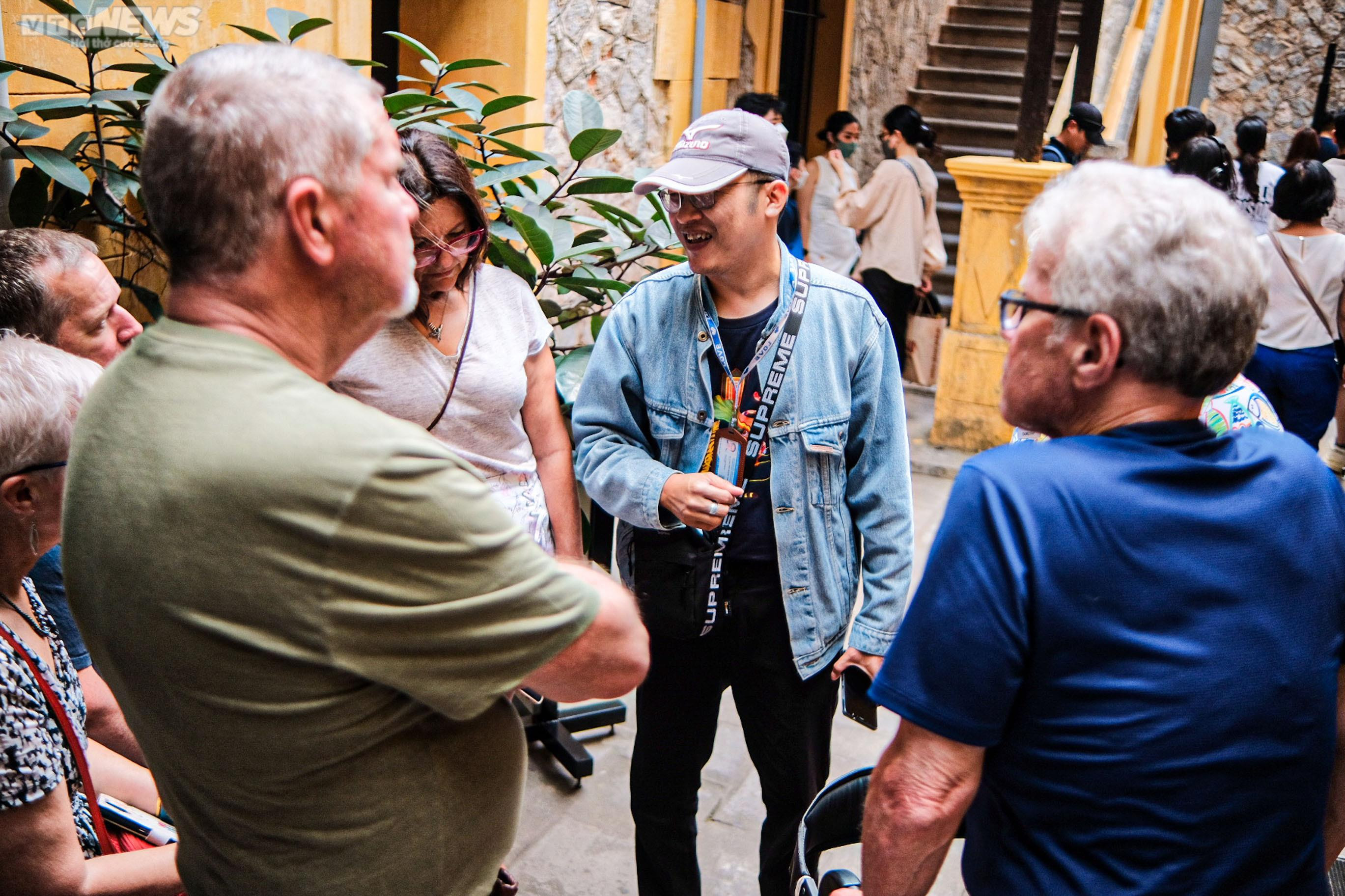  Đông nghịt người tham quan nhà tù Hỏa Lò dịp nghỉ lễ - 12