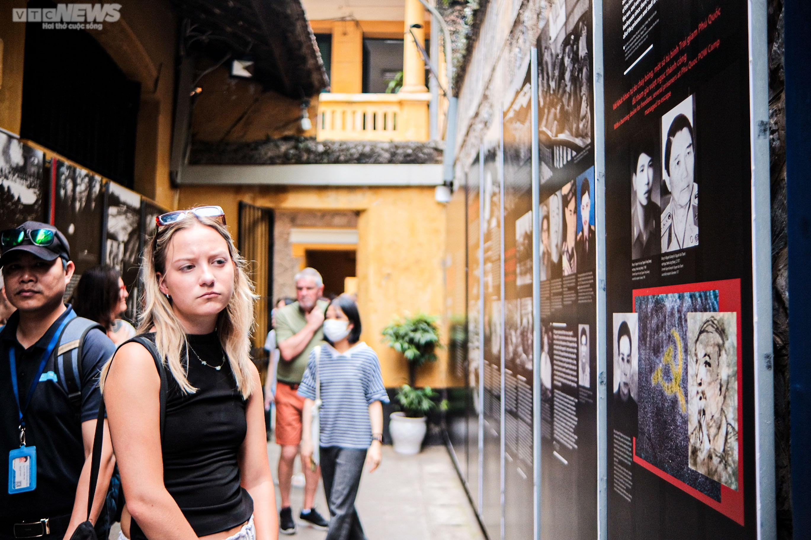  Đông nghịt người tham quan nhà tù Hỏa Lò dịp nghỉ lễ - 11