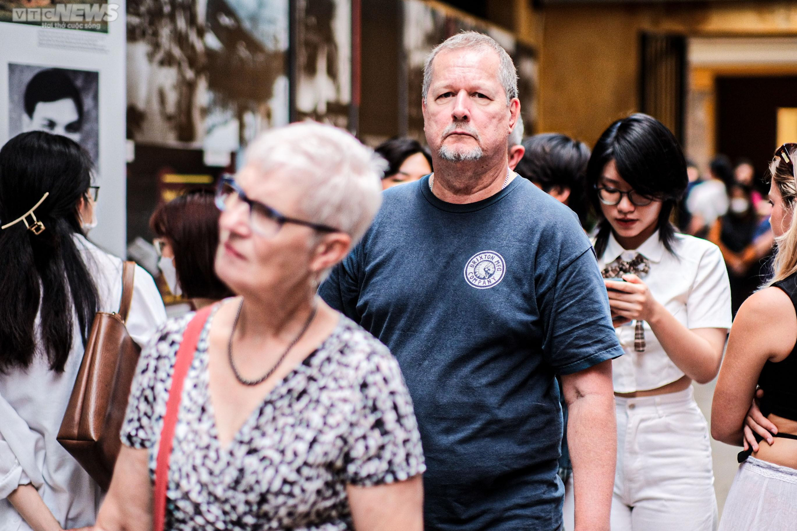  Đông nghịt người tham quan nhà tù Hỏa Lò dịp nghỉ lễ - 13