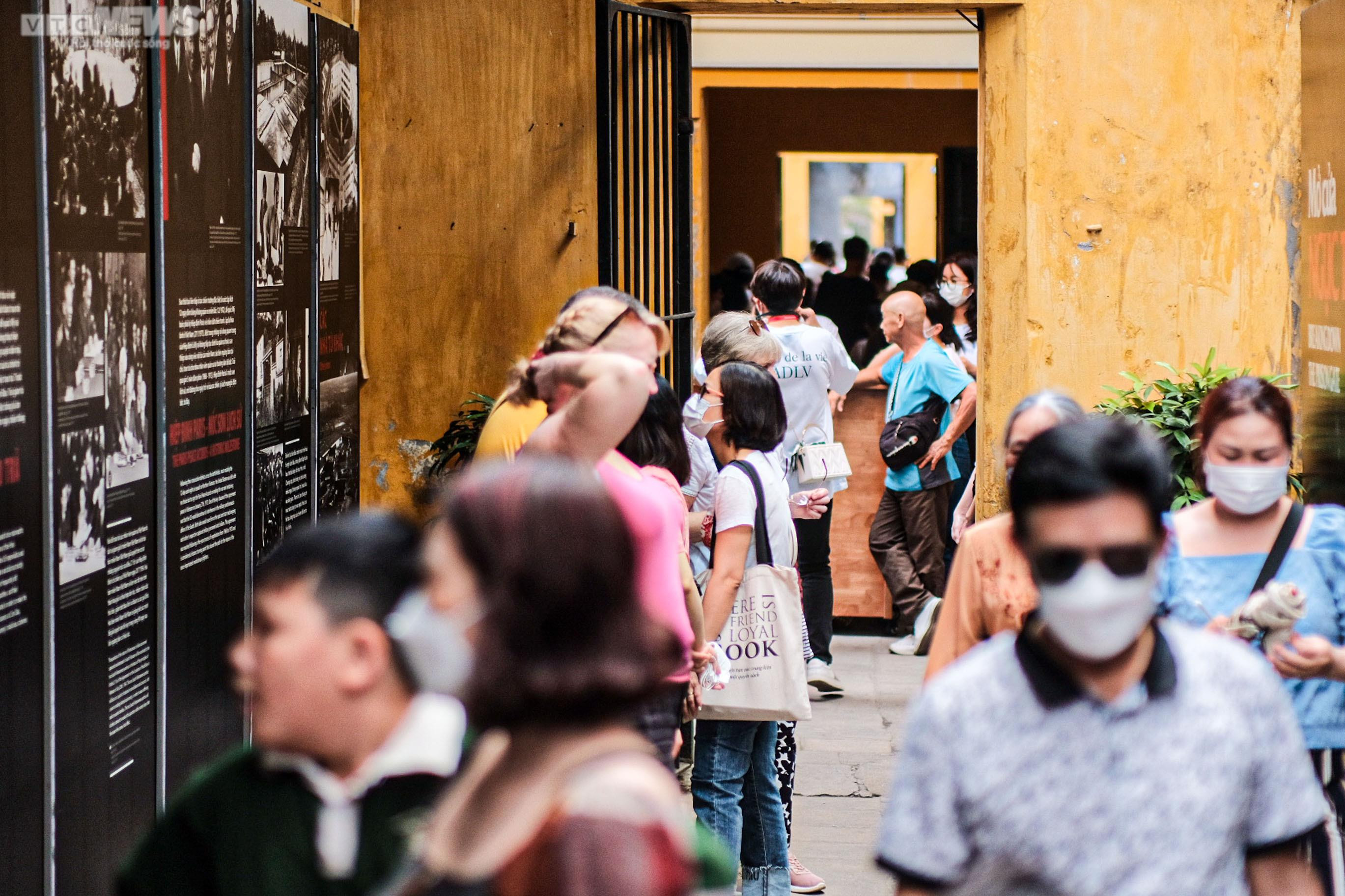  Đông nghịt người tham quan nhà tù Hỏa Lò dịp nghỉ lễ - 18