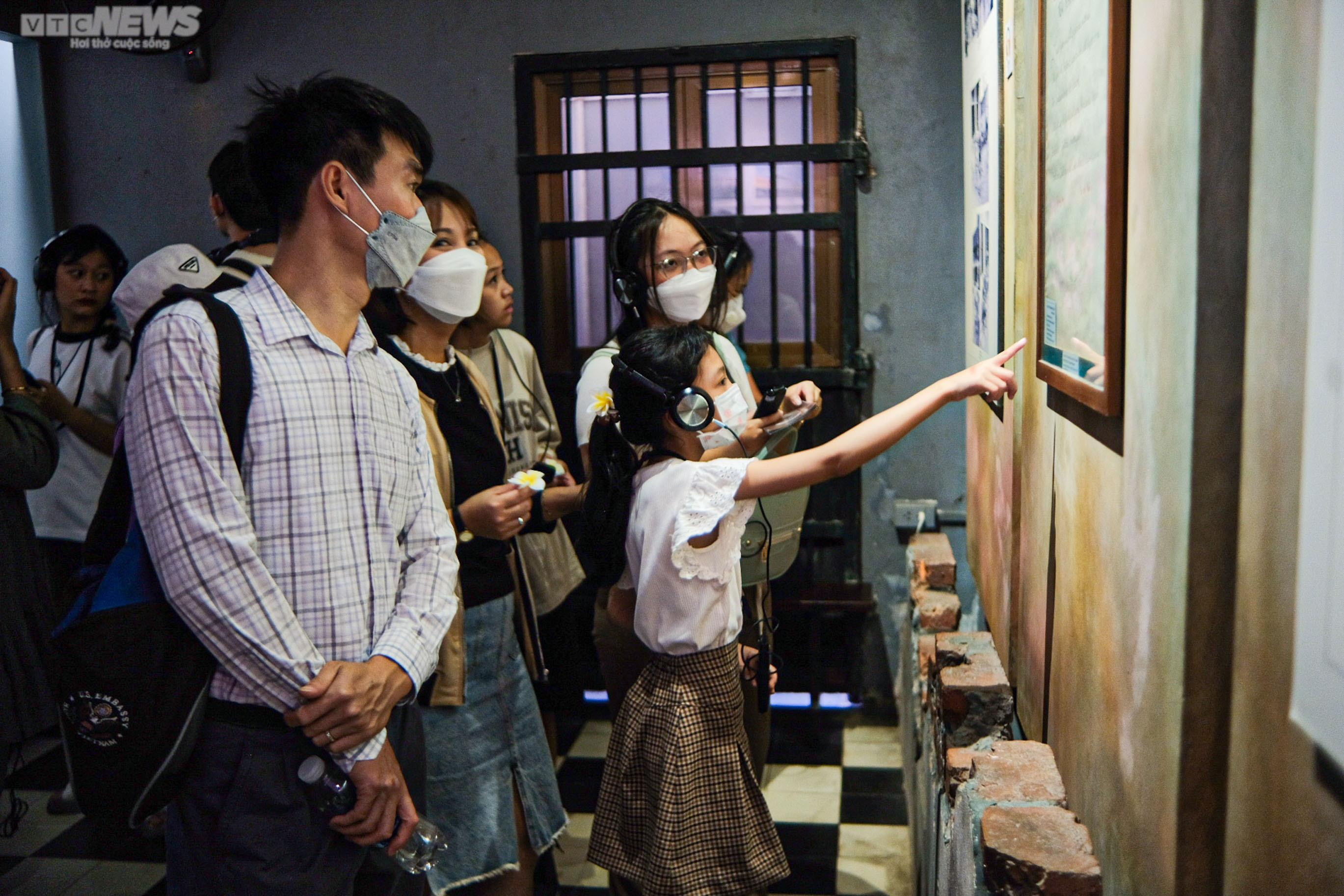  Đông nghịt người tham quan nhà tù Hỏa Lò dịp nghỉ lễ - 9