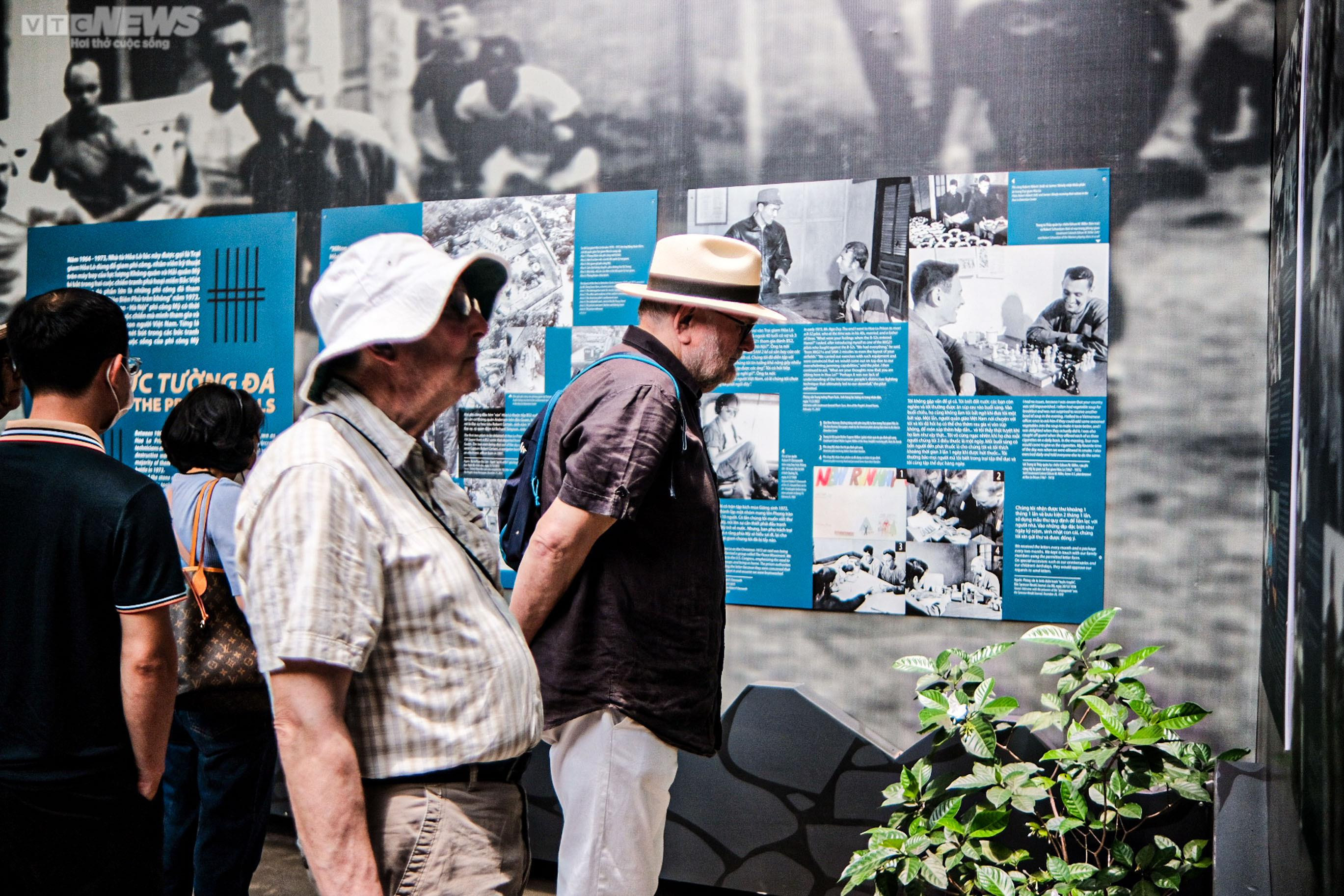  Đông nghịt người tham quan nhà tù Hỏa Lò dịp nghỉ lễ - 16