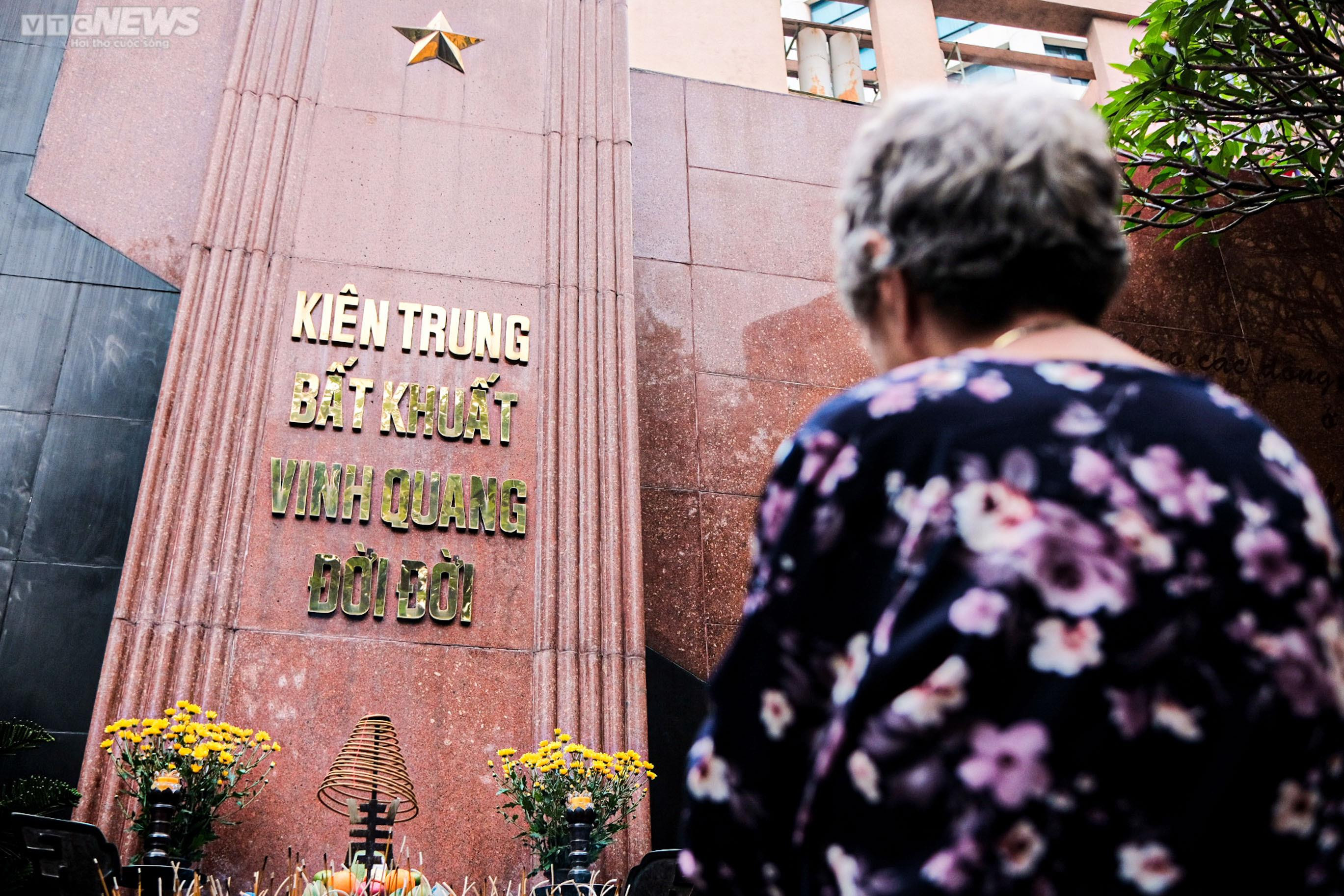  Đông nghịt người tham quan nhà tù Hỏa Lò dịp nghỉ lễ - 17