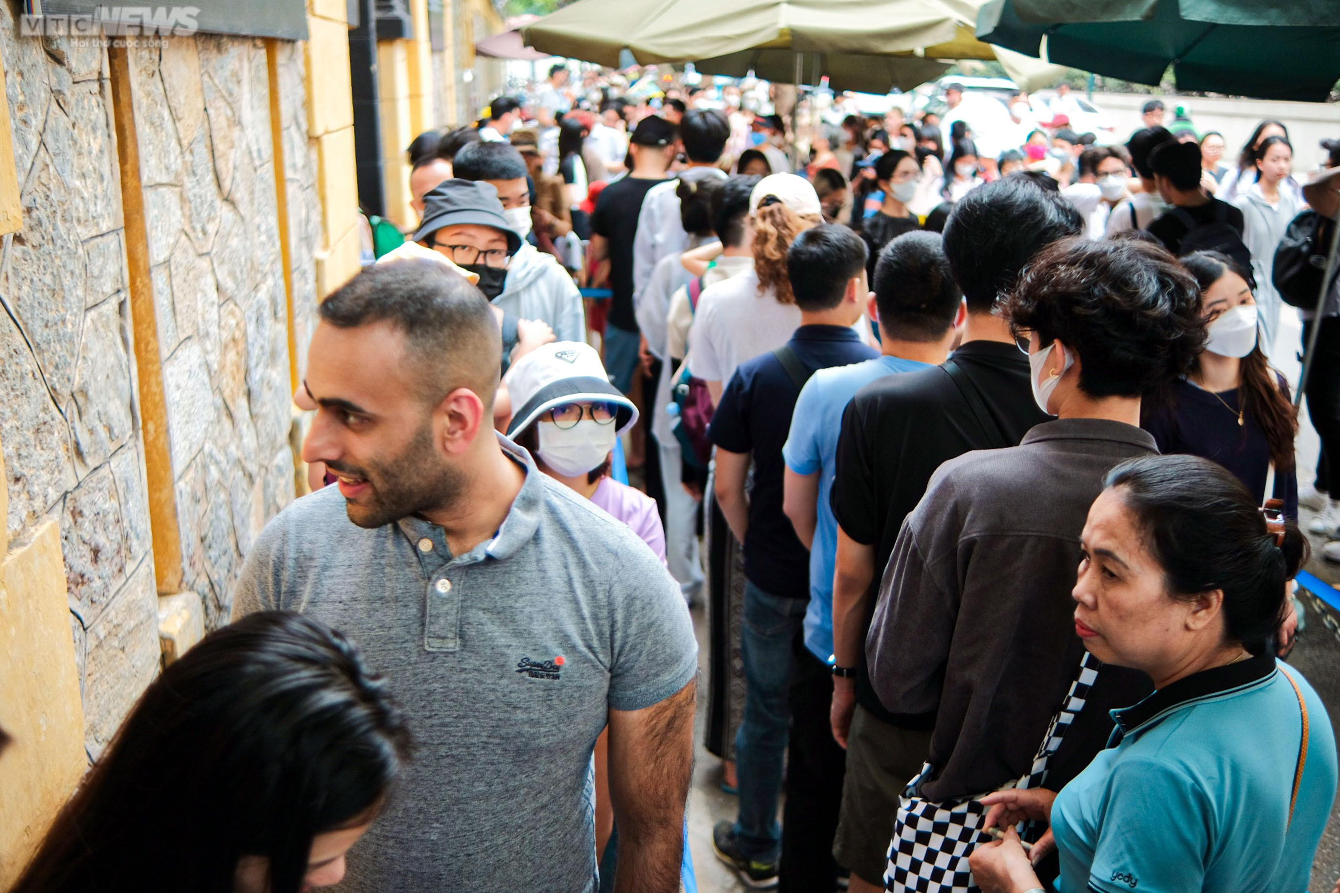  Đông nghịt người tham quan nhà tù Hỏa Lò dịp nghỉ lễ - 3