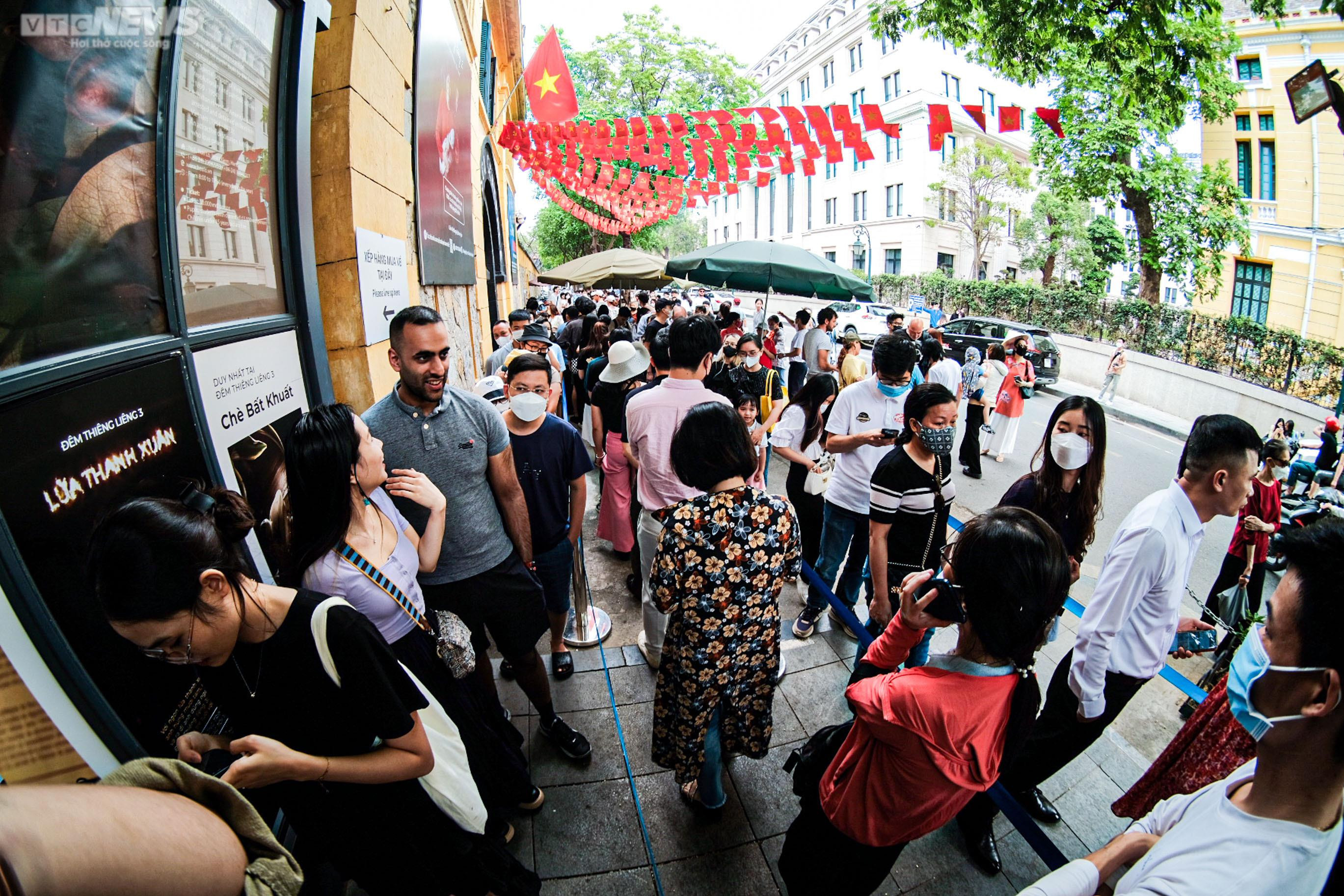  Đông nghịt người tham quan nhà tù Hỏa Lò dịp nghỉ lễ - 2