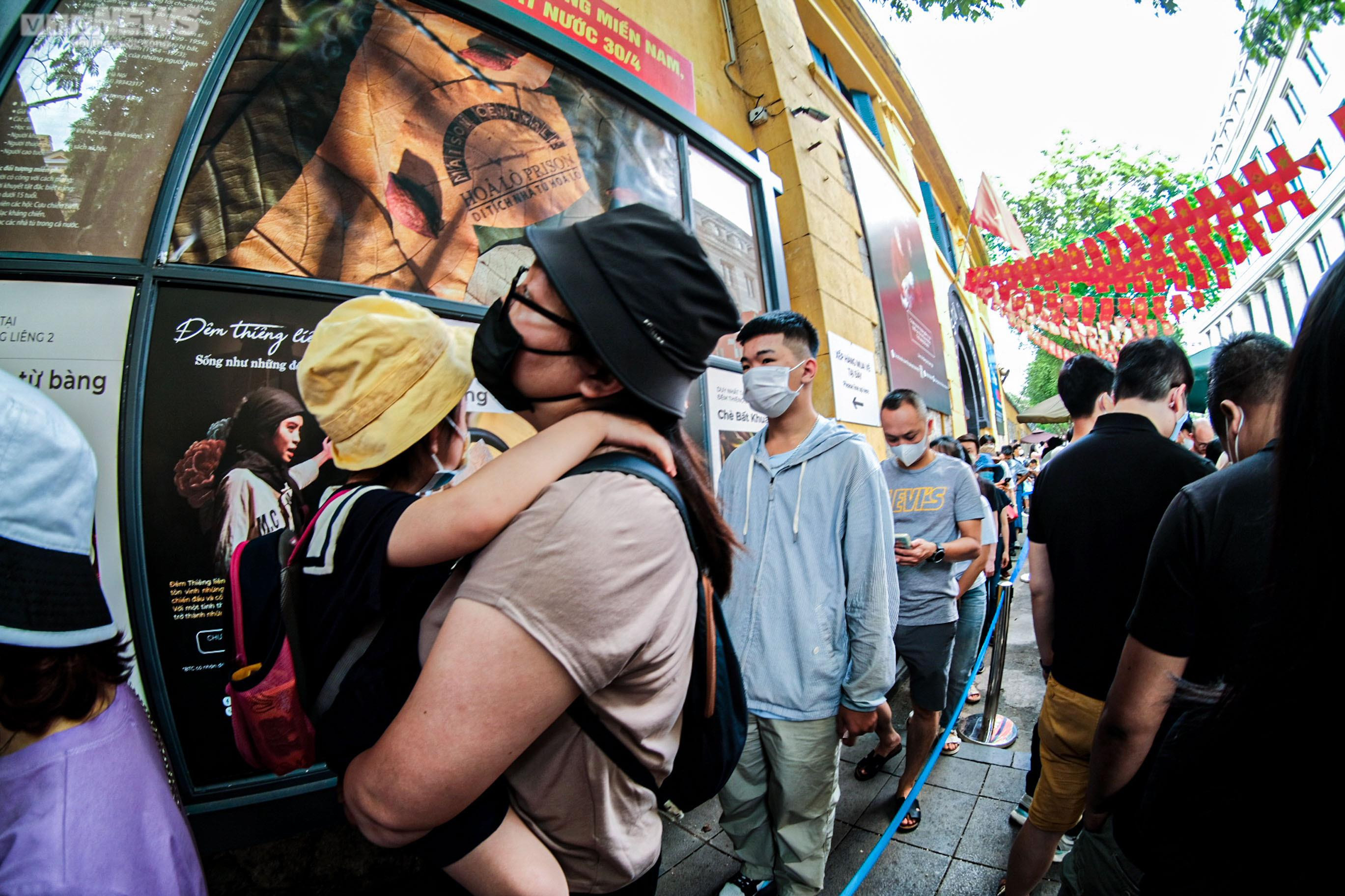  Đông nghịt người tham quan nhà tù Hỏa Lò dịp nghỉ lễ - 4