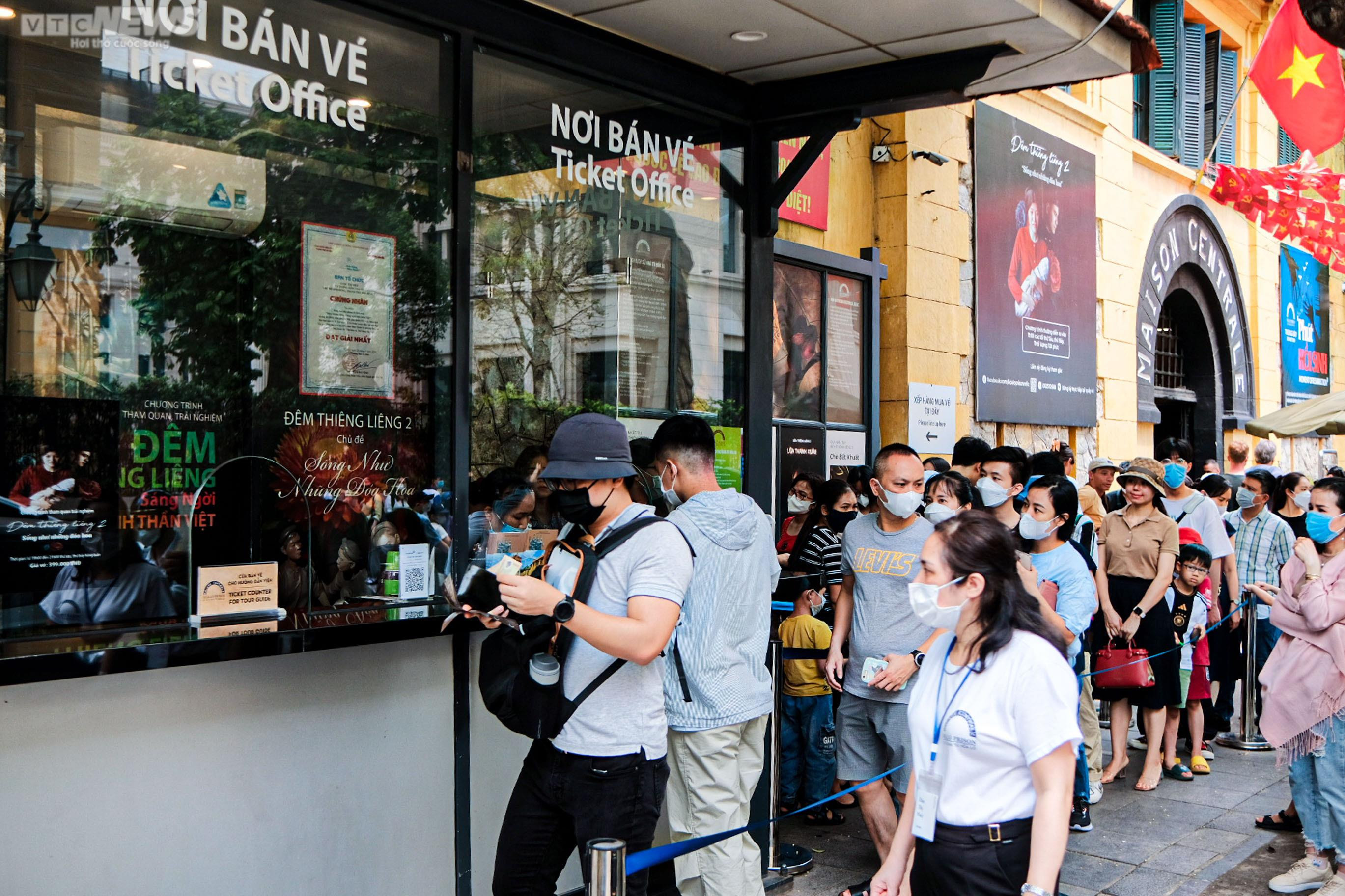  Đông nghịt người tham quan nhà tù Hỏa Lò dịp nghỉ lễ - 5