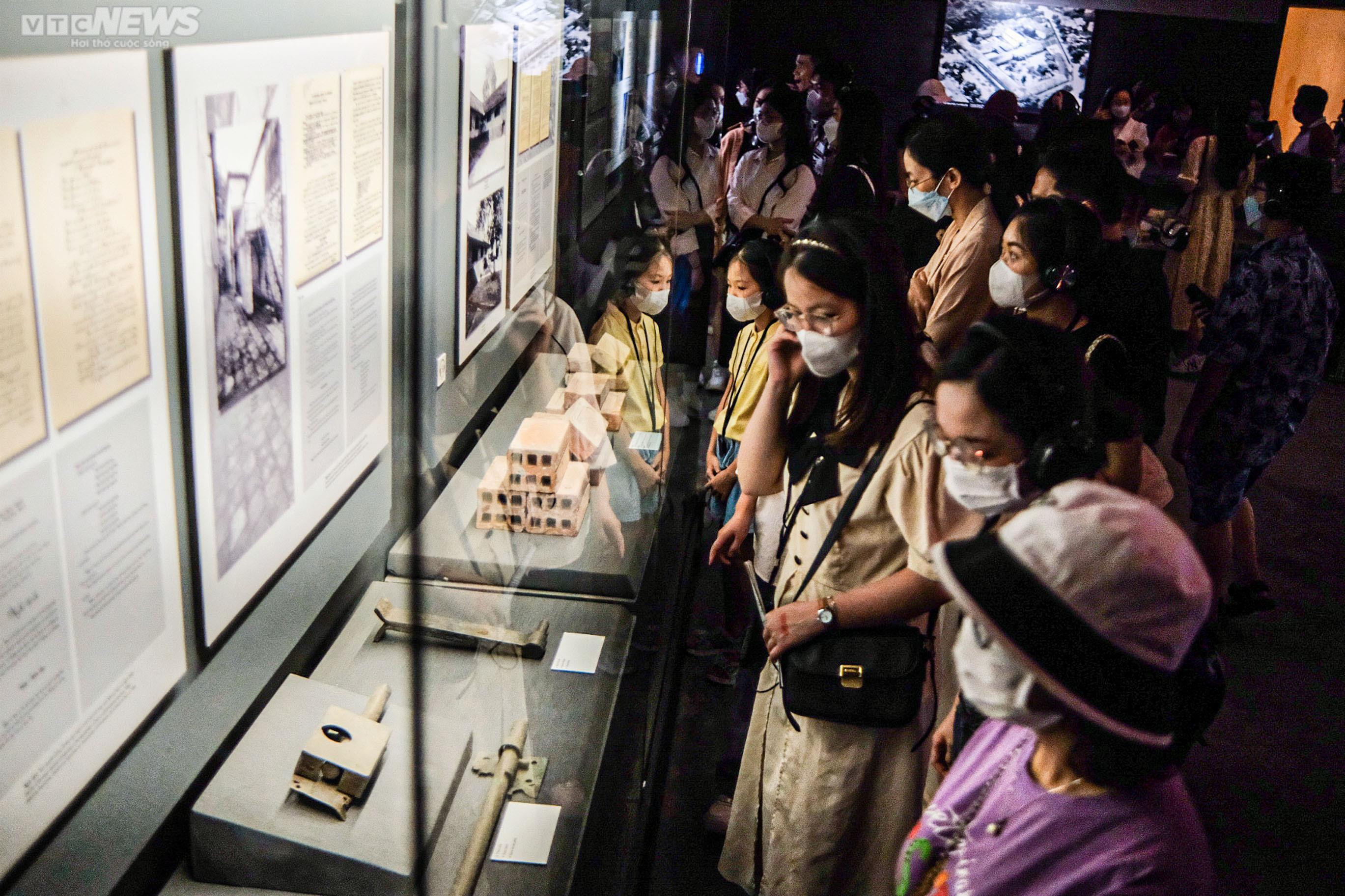  Đông nghịt người tham quan nhà tù Hỏa Lò dịp nghỉ lễ - 7