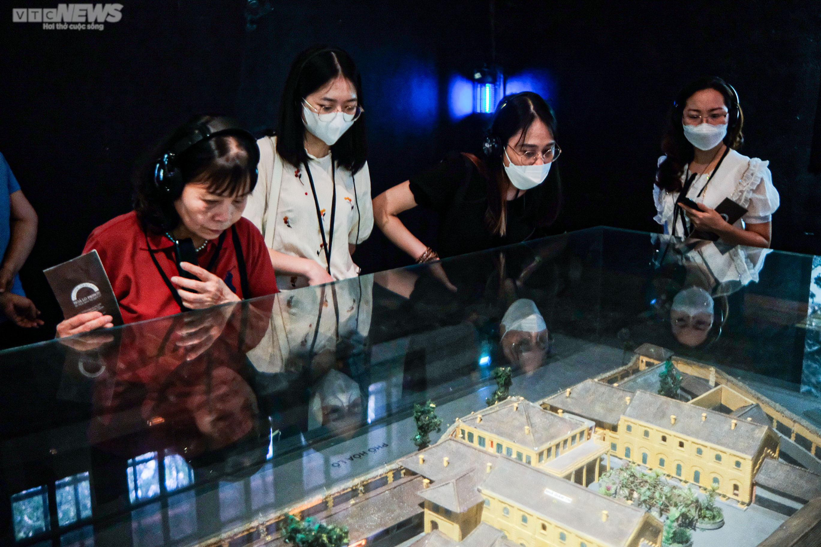  Đông nghịt người tham quan nhà tù Hỏa Lò dịp nghỉ lễ - 6