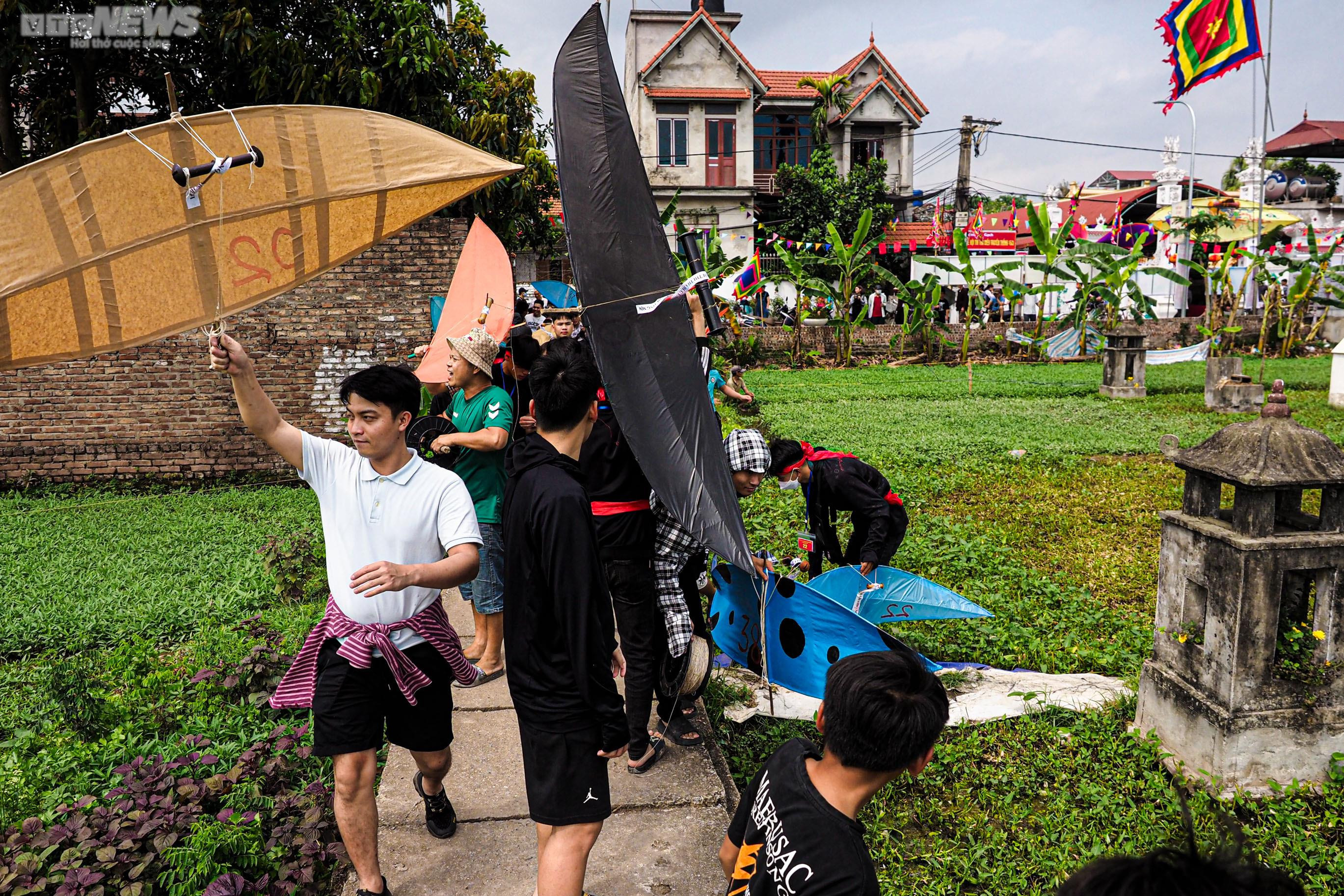 Về ngôi làng ở ngoại thành Hà Nội xem các thí sinh nhí tranh tài thả diều - 9