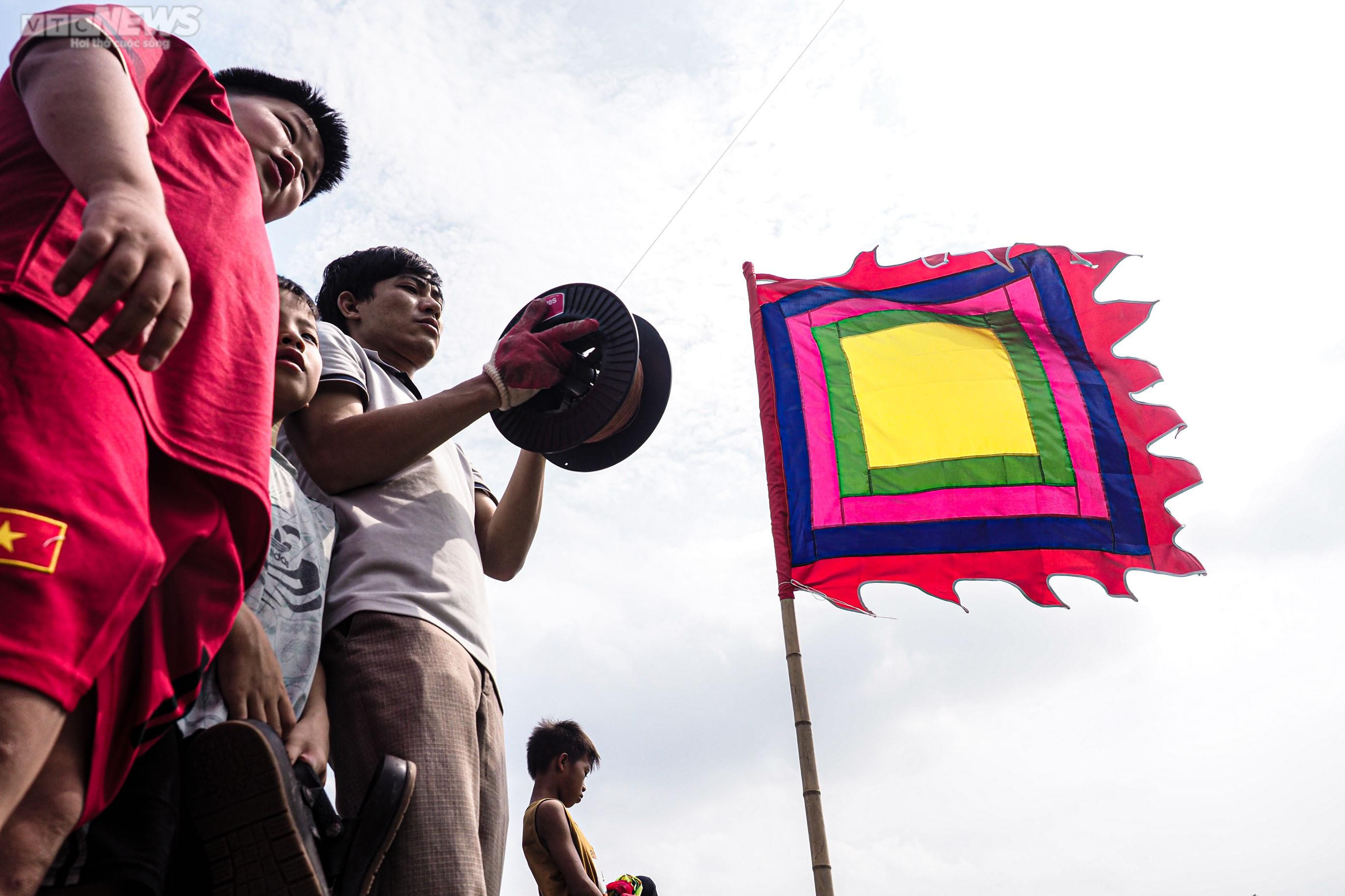 Về ngôi làng ở ngoại thành Hà Nội xem các thí sinh nhí tranh tài thả diều - 15