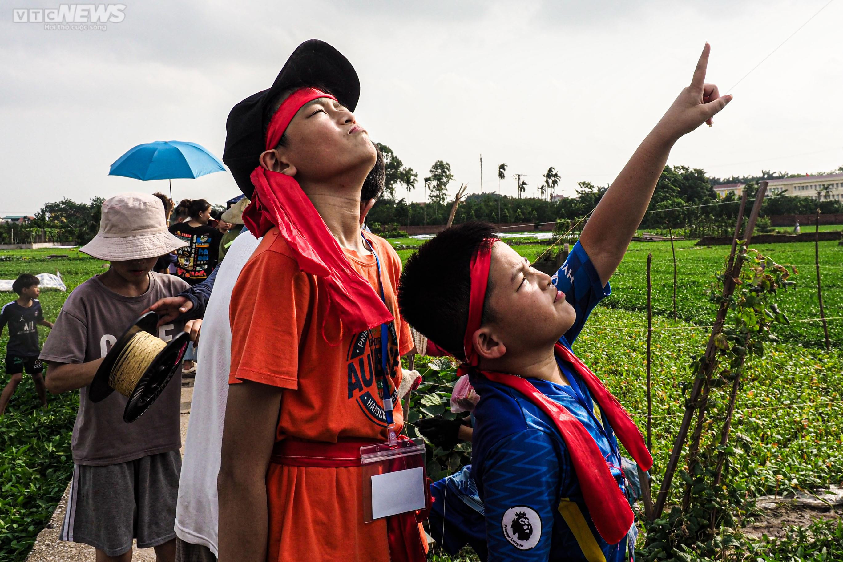 Về ngôi làng ở ngoại thành Hà Nội xem các thí sinh nhí tranh tài thả diều - 17