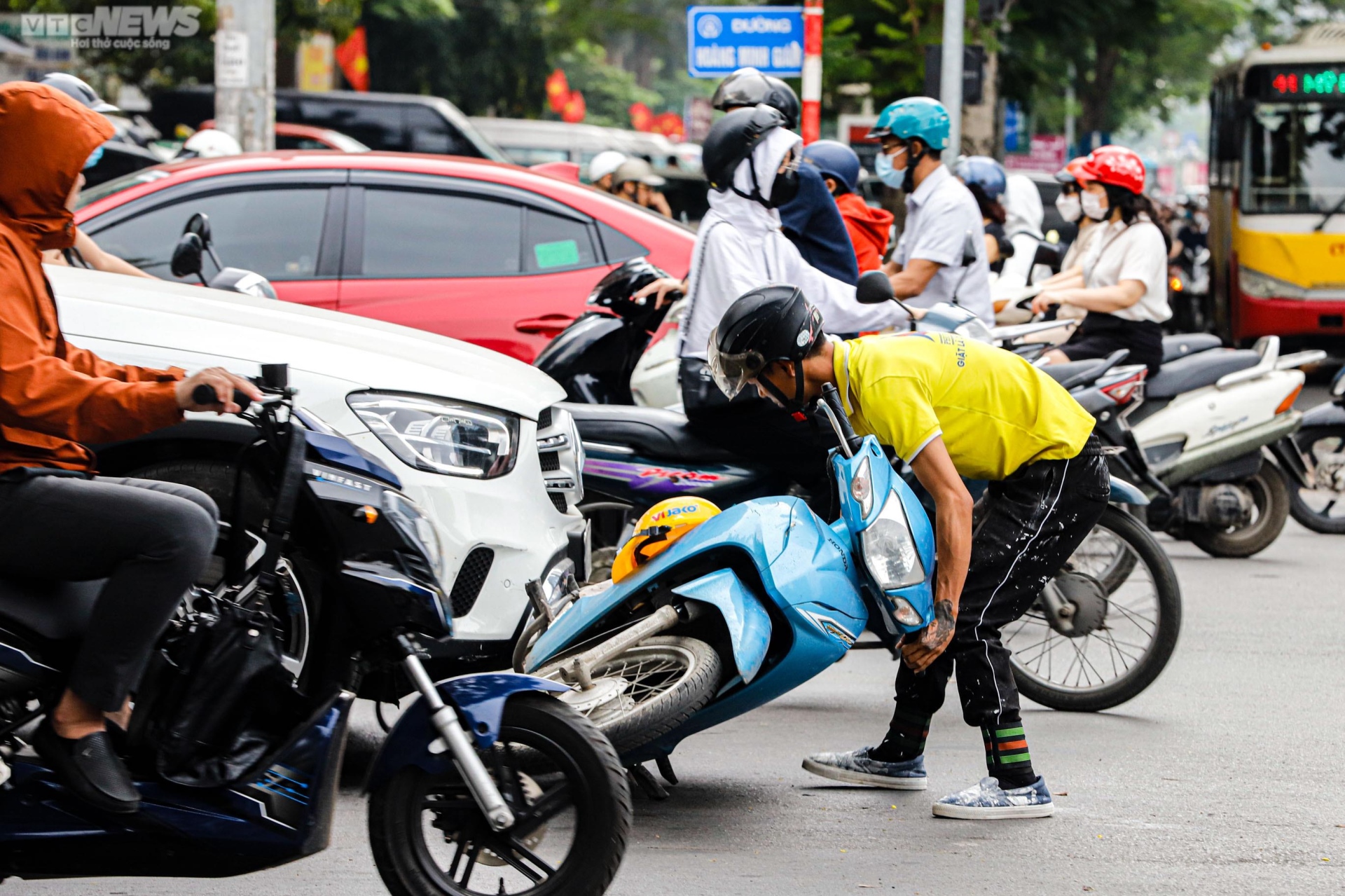 Xe cộ ken đặc khắp các ngả đường Hà Nội trong ngày đầu đi làm sau nghỉ lễ - 10