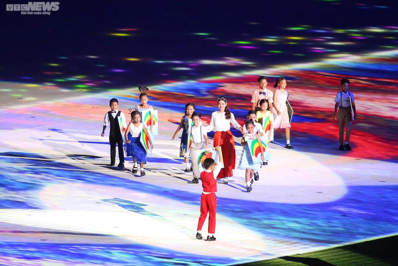 Khai mạc SEA Games 32 rực rỡ sắc màu, đẳng cấp Olympic - 13