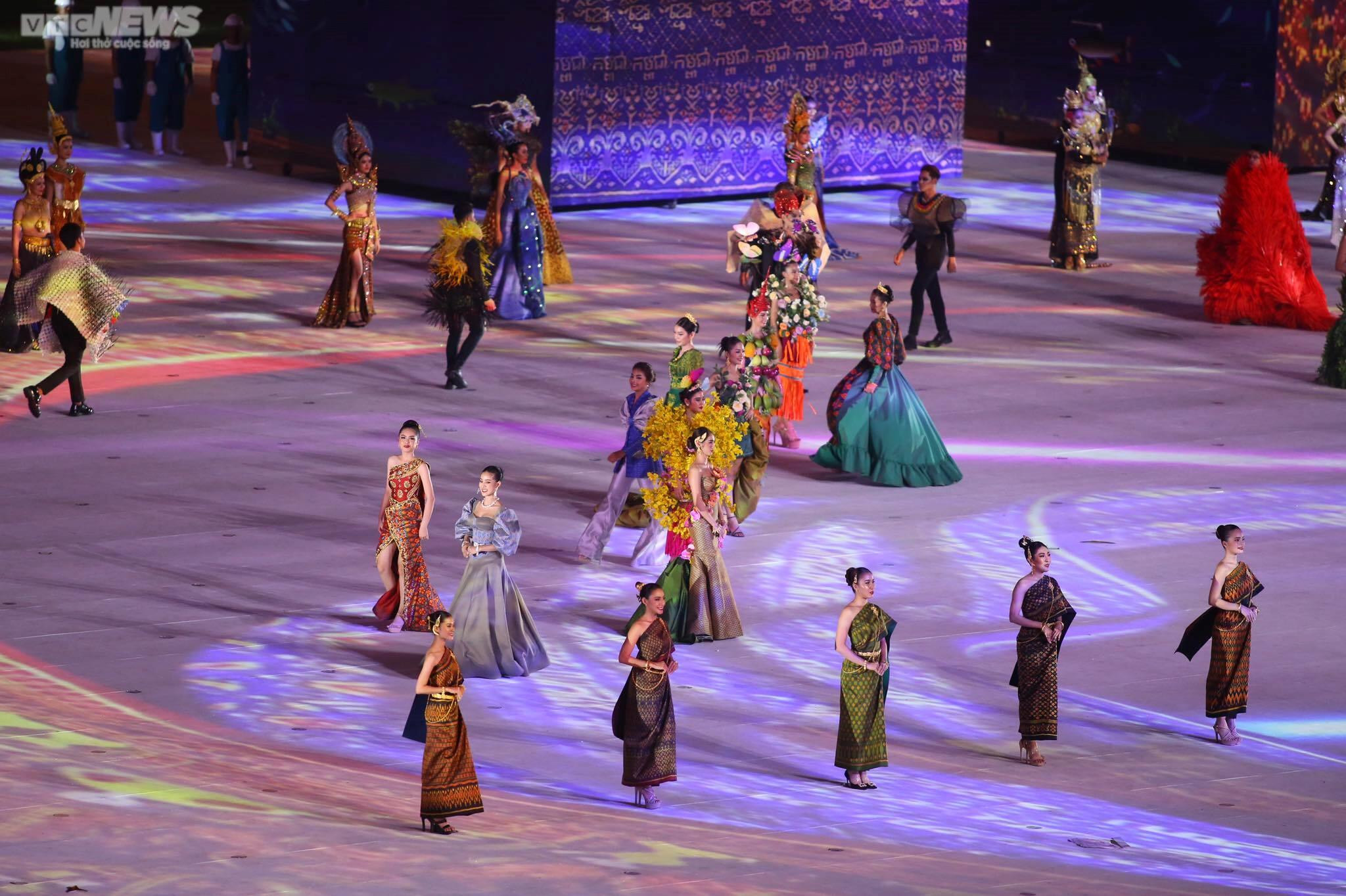 Khai mạc SEA Games 32 rực rỡ sắc màu, đẳng cấp Olympic - 11