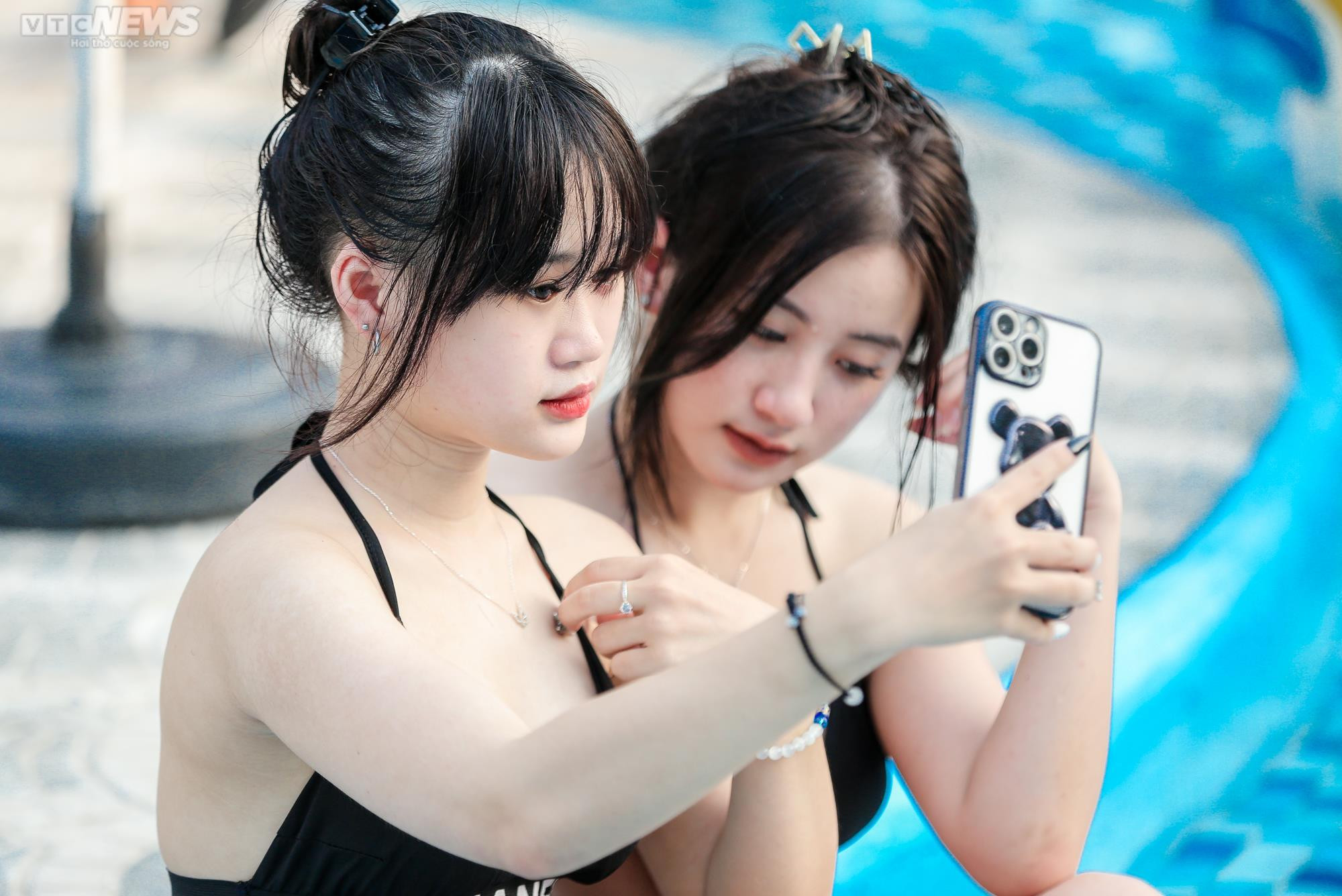 Giới trẻ Hà thành đổ về công viên nước Hồ Tây giải nhiệt ngày nắng nóng kỷ lục - 15