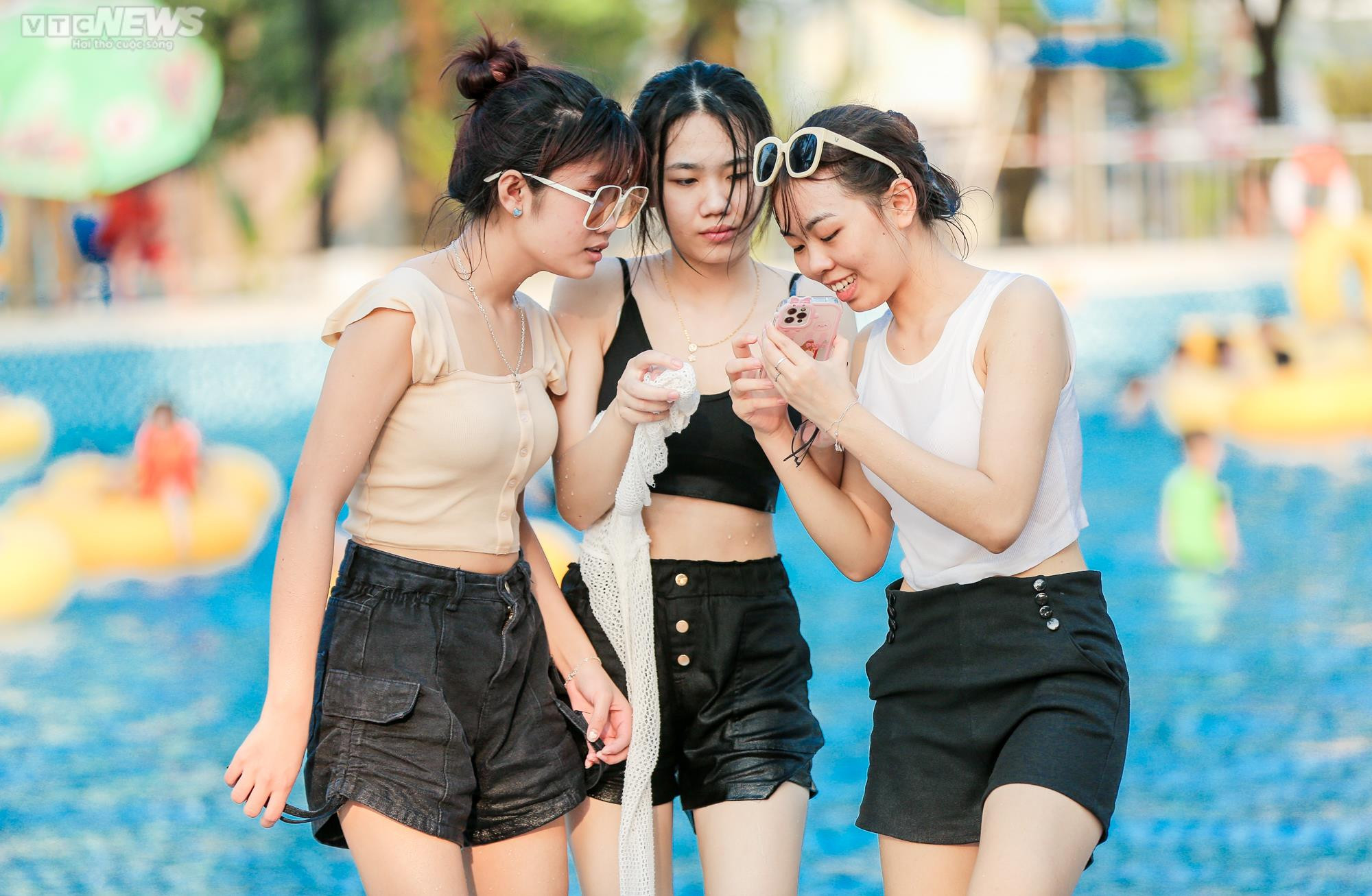 Giới trẻ Hà thành đổ về công viên nước Hồ Tây giải nhiệt ngày nắng nóng kỷ lục - 10