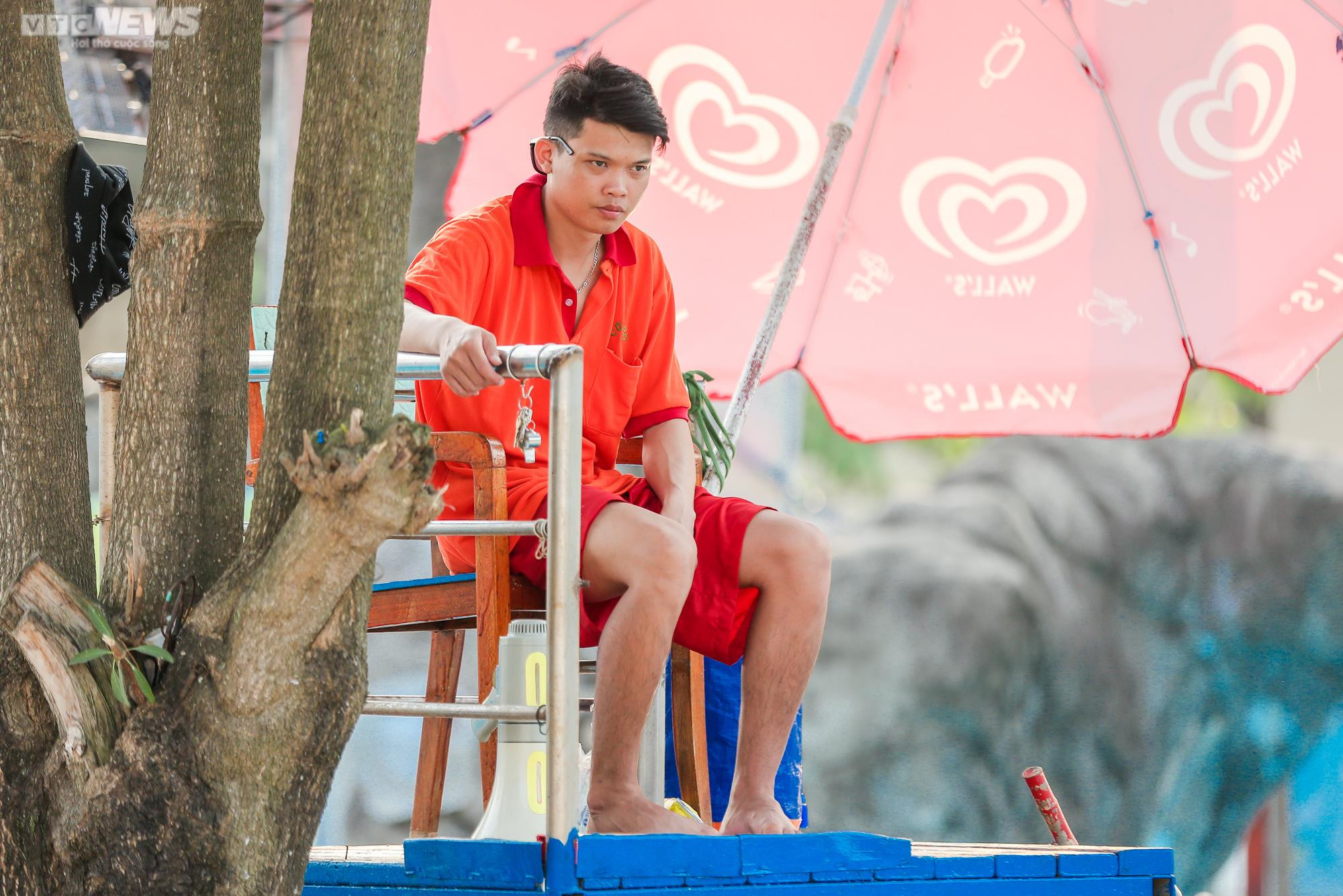 Giới trẻ Hà thành đổ về công viên nước Hồ Tây giải nhiệt ngày nắng nóng kỷ lục - 9